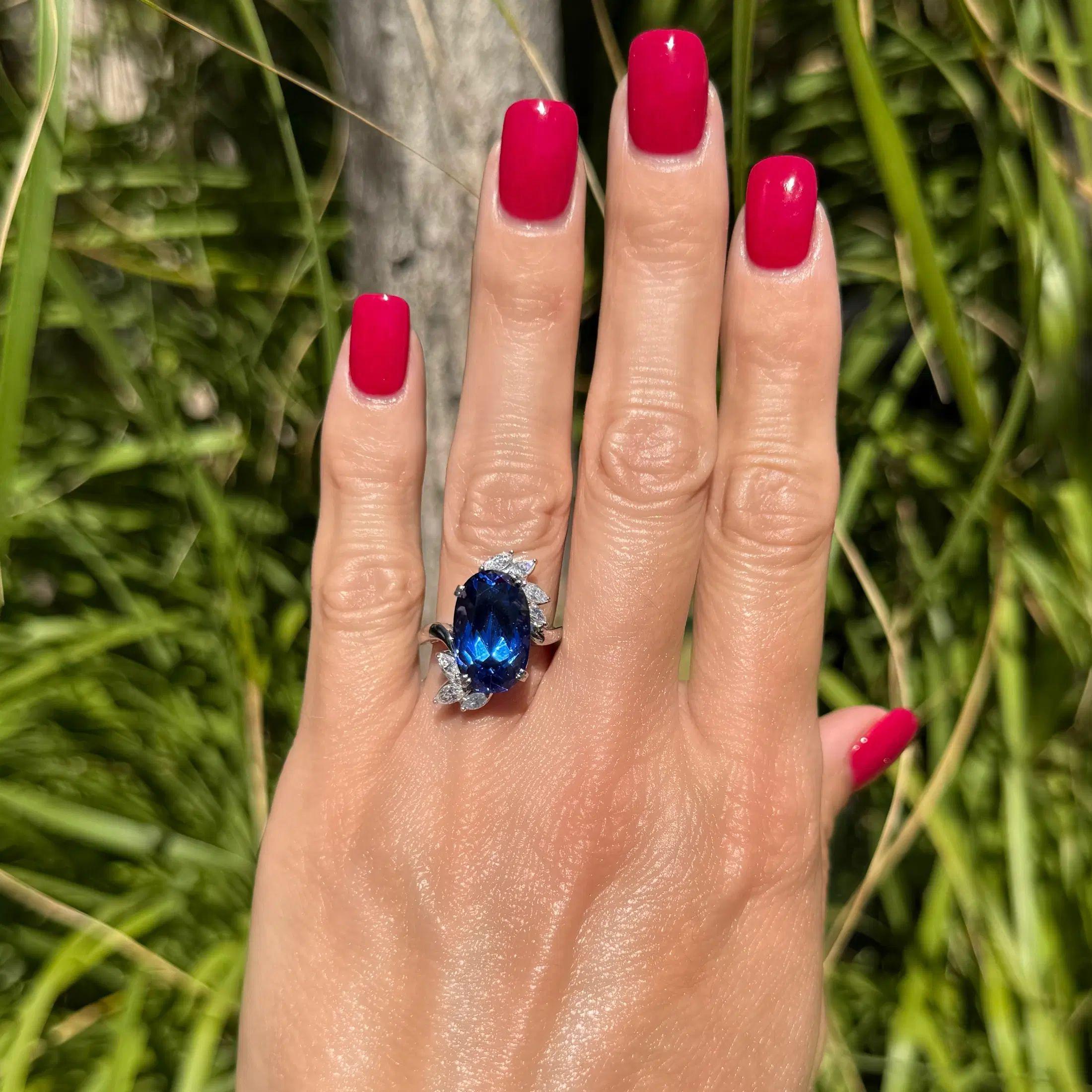 Moderniste Bague vintage en platine avec Tanzanite ovale de 10,70 carats GIA et diamant marquis en vente
