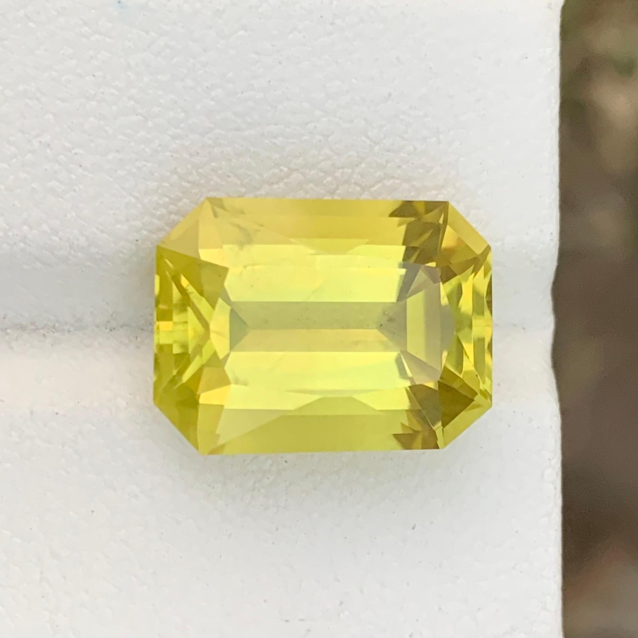 10.70 Carats Natural Loose Yellow Lemon Quartz Emerald Shape  In New Condition For Sale In Peshawar, PK