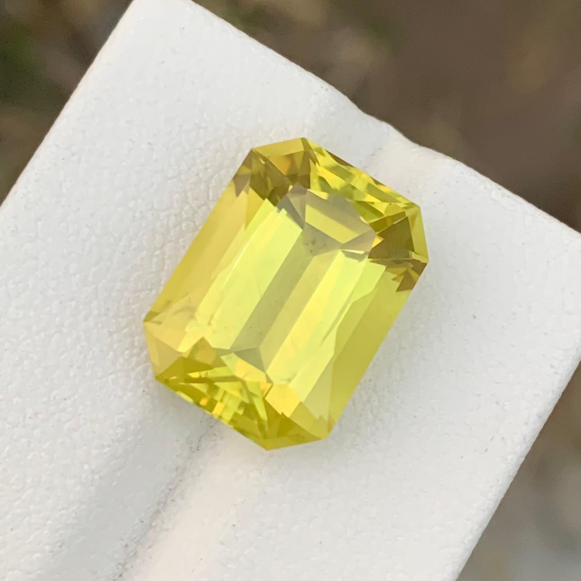 Women's or Men's 10.70 Carats Natural Loose Yellow Lemon Quartz Emerald Shape  For Sale