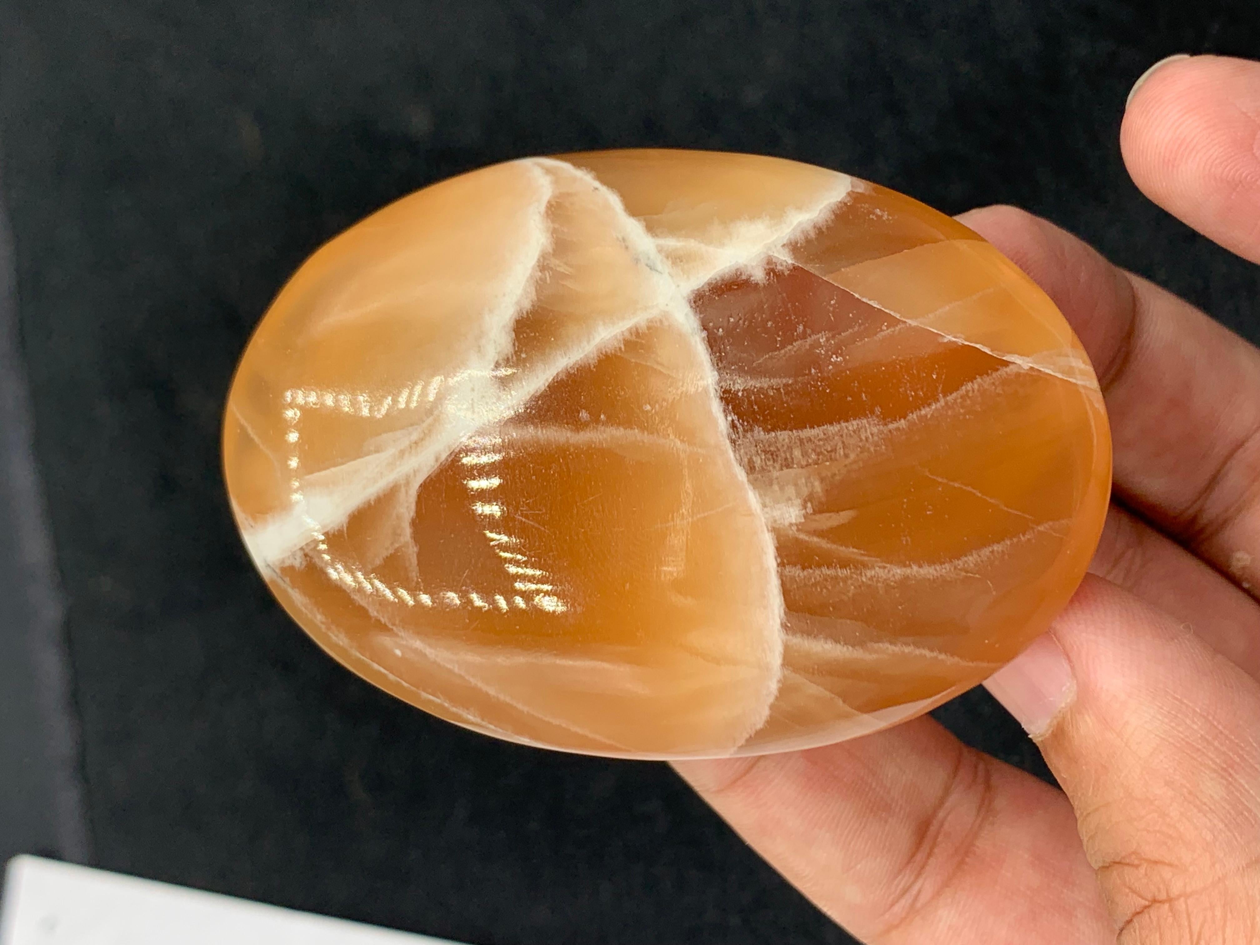 107.04 Gram Best Quality Oval Honey Calcite Crystal From Pakistan In Good Condition For Sale In Peshawar, PK