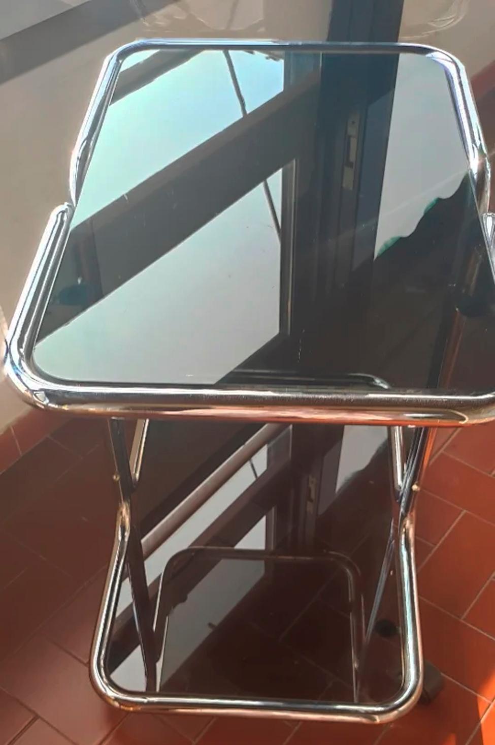 Bauhaus  Table basse en tube d'acier et verre fumé avec roues Italie des années 70 en vente