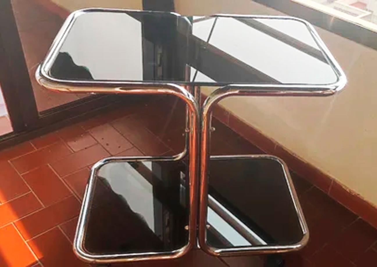  Table basse en tube d'acier et verre fumé avec roues Italie des années 70 en vente 1
