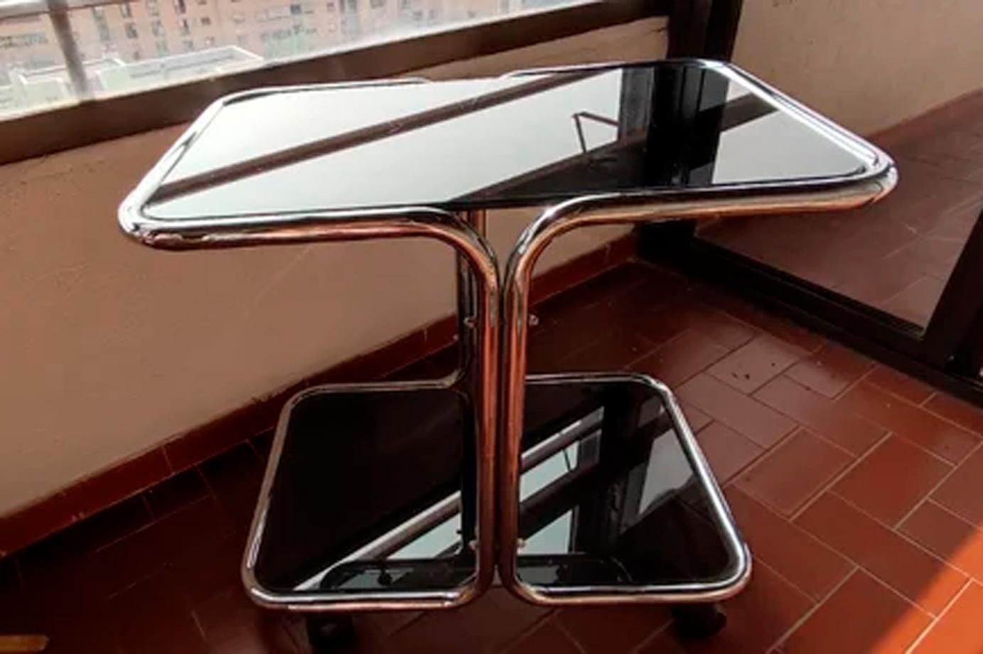  Table basse en tube d'acier et verre fumé avec roues Italie des années 70 en vente 2