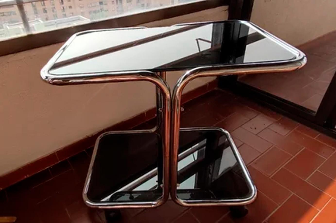 Mesa de centro tubo de acero y cristal ahumado con ruedas Italia años 70 en venta 2