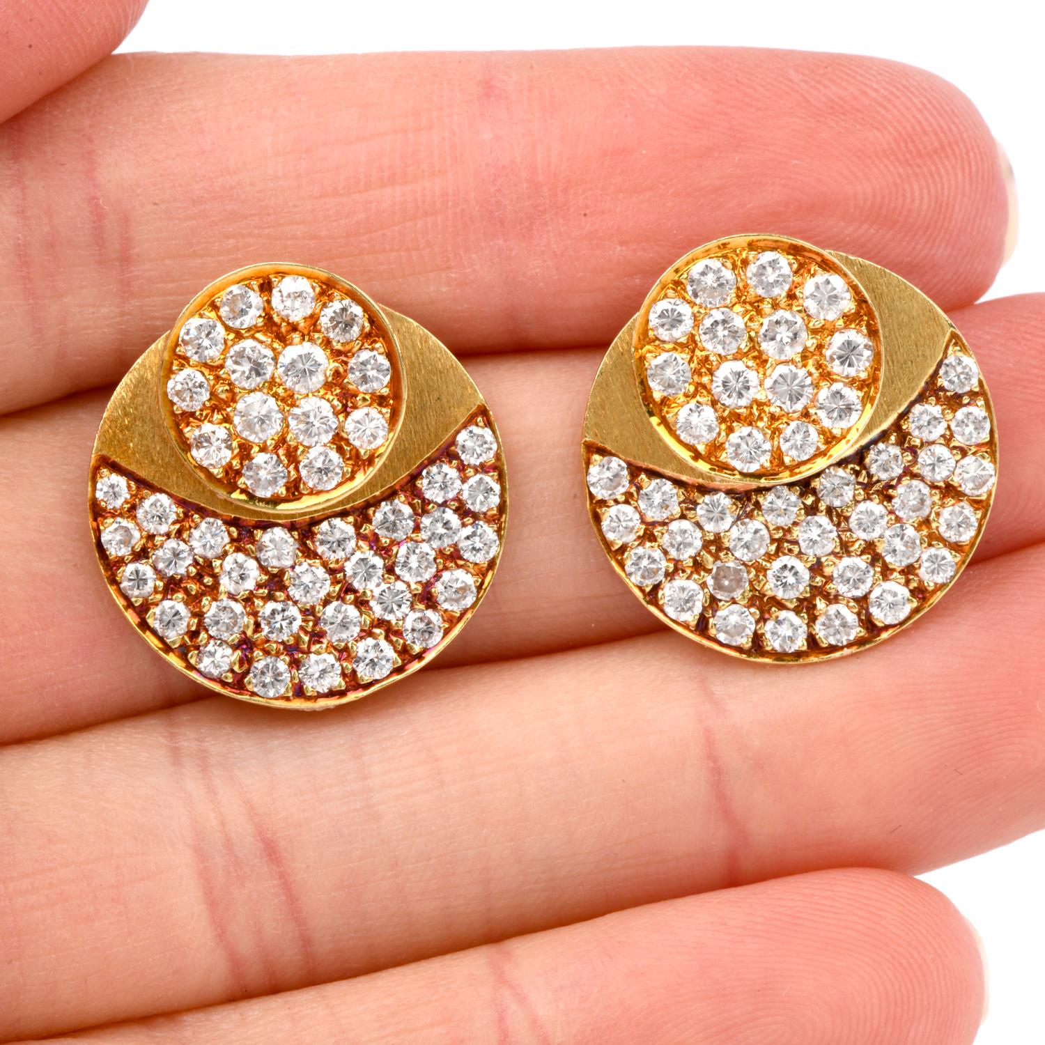 Out of this world!

 These vintage 1970 orbital shaped earrings are versatile and can be

Worn as earrings jackets.  

The smaller 12mm round disks showcase 13 round

Faceted fiery diamonds in each and can be worn as button earrings.  

The larger