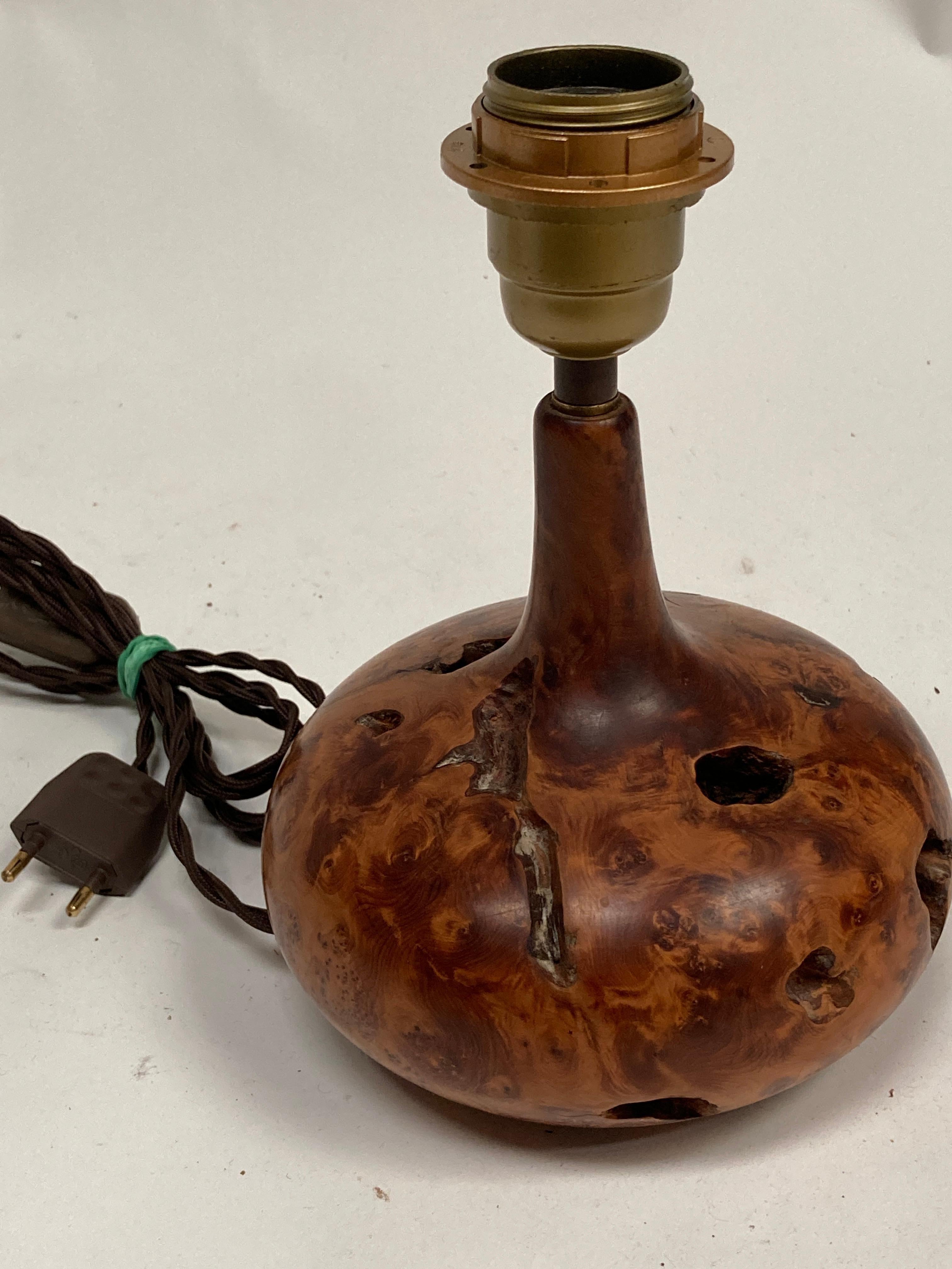 Lámpara escultórica de madera de 1070 en venta 1