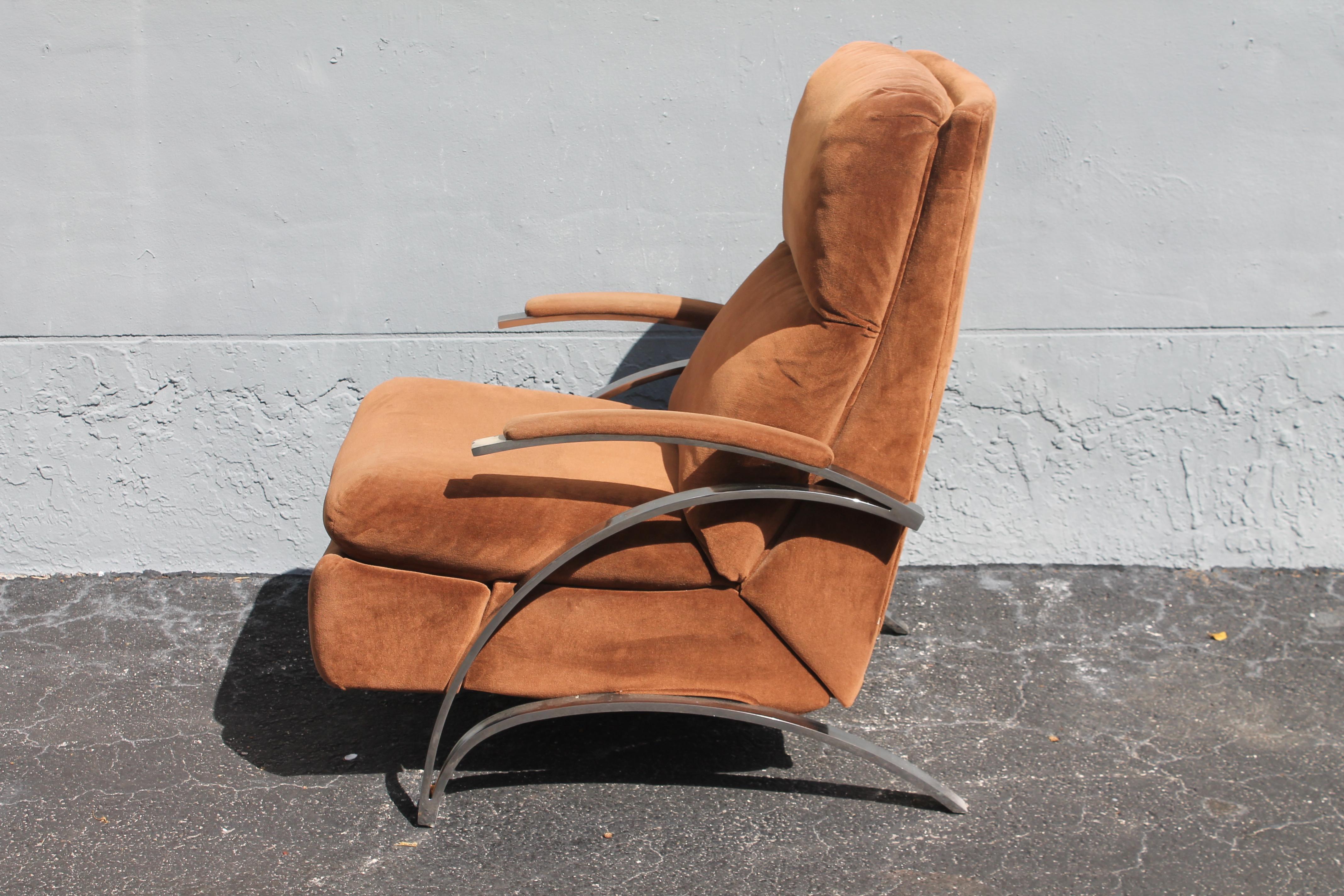1070's Vintage Plush Brown with Chrome Recliner/ Barcalounger Chair en vente 4