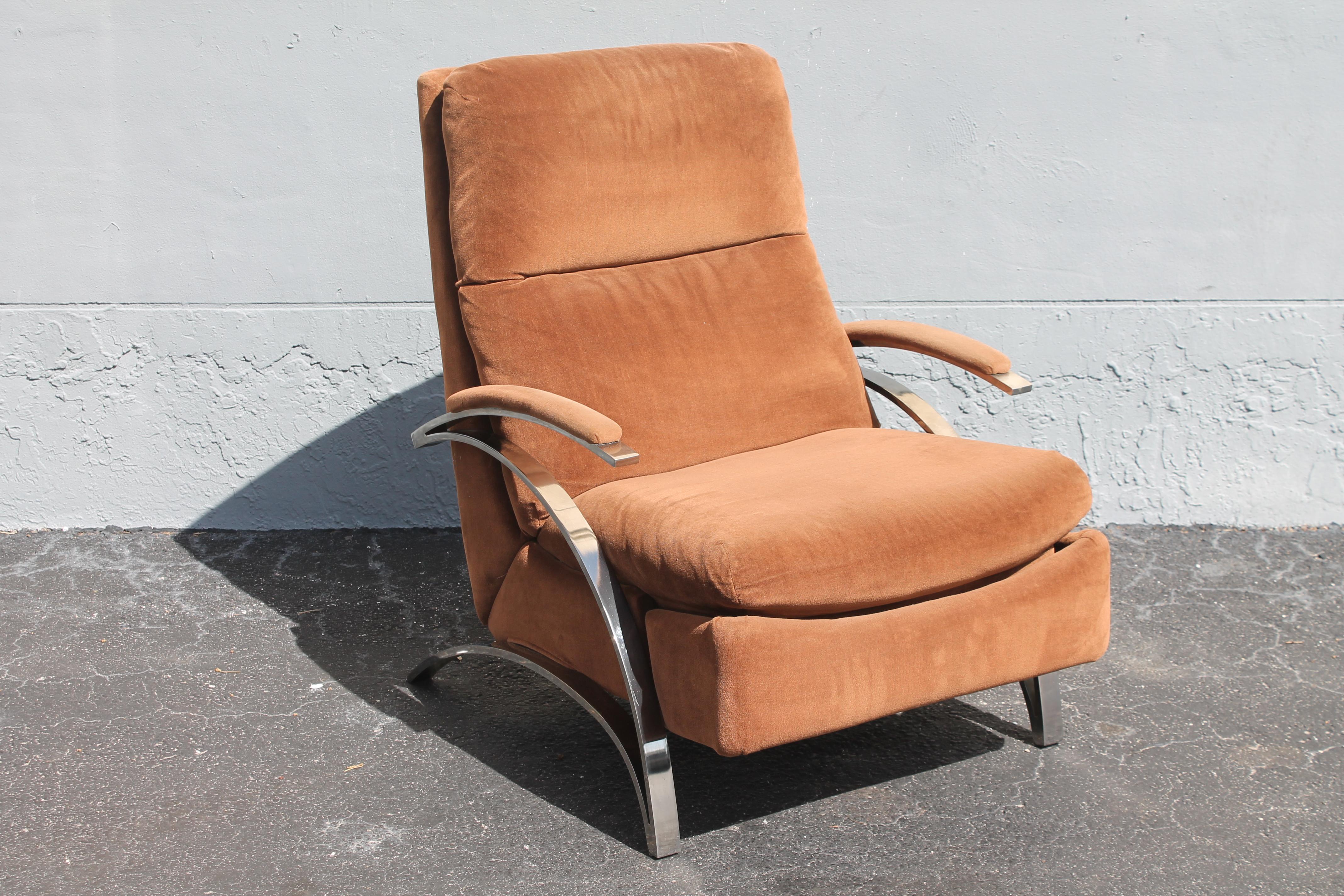 Vintage 1970 Plush Brown Comfortable Reclining Chair/ Barcalounger. Cette chaise est très confortable !  Tout fonctionne dans cette chaise, il n'y a aucun problème.