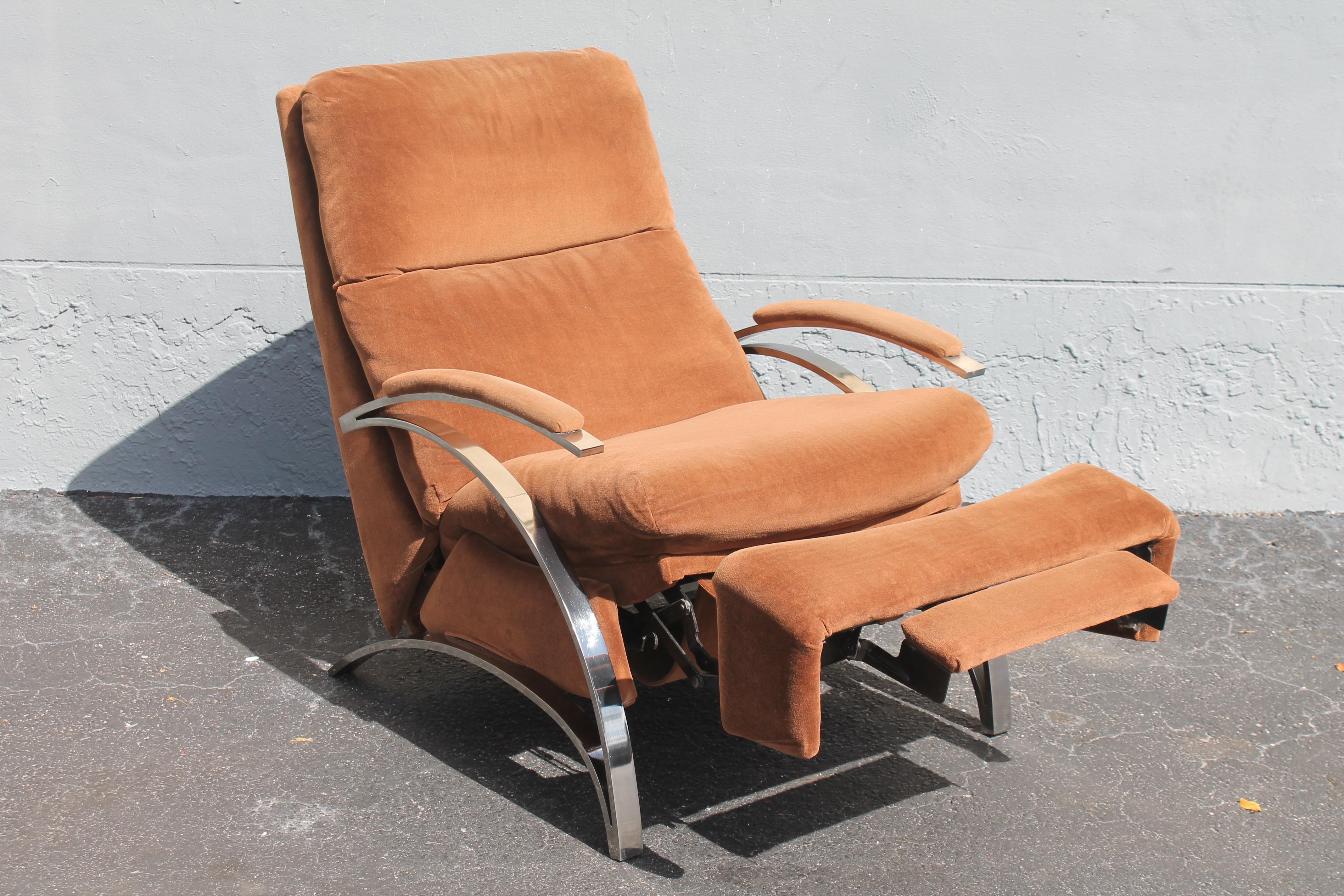 Mid-Century Modern 1070's Vintage Plush Brown with Chrome Recliner/ Barcalounger Chair en vente