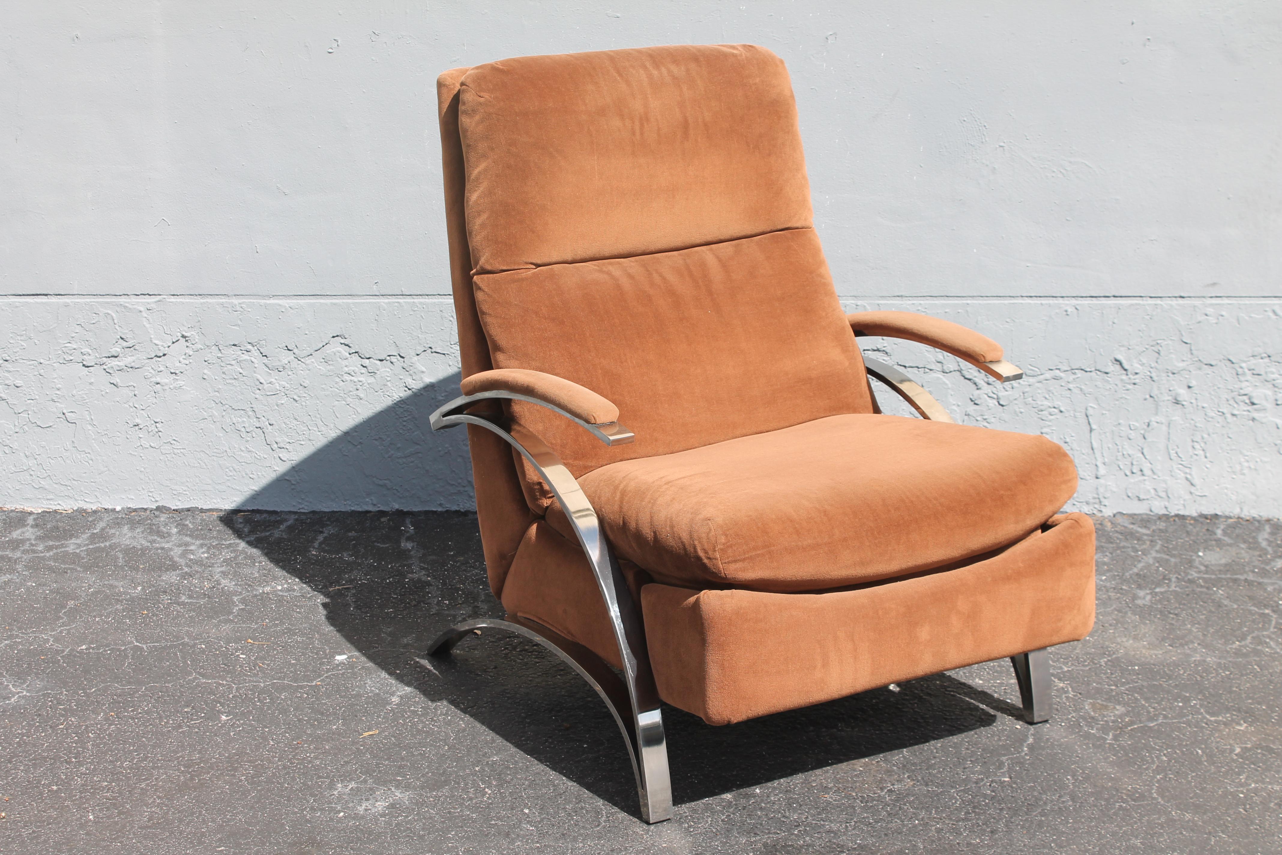 Fin du 20e siècle 1070's Vintage Plush Brown with Chrome Recliner/ Barcalounger Chair en vente