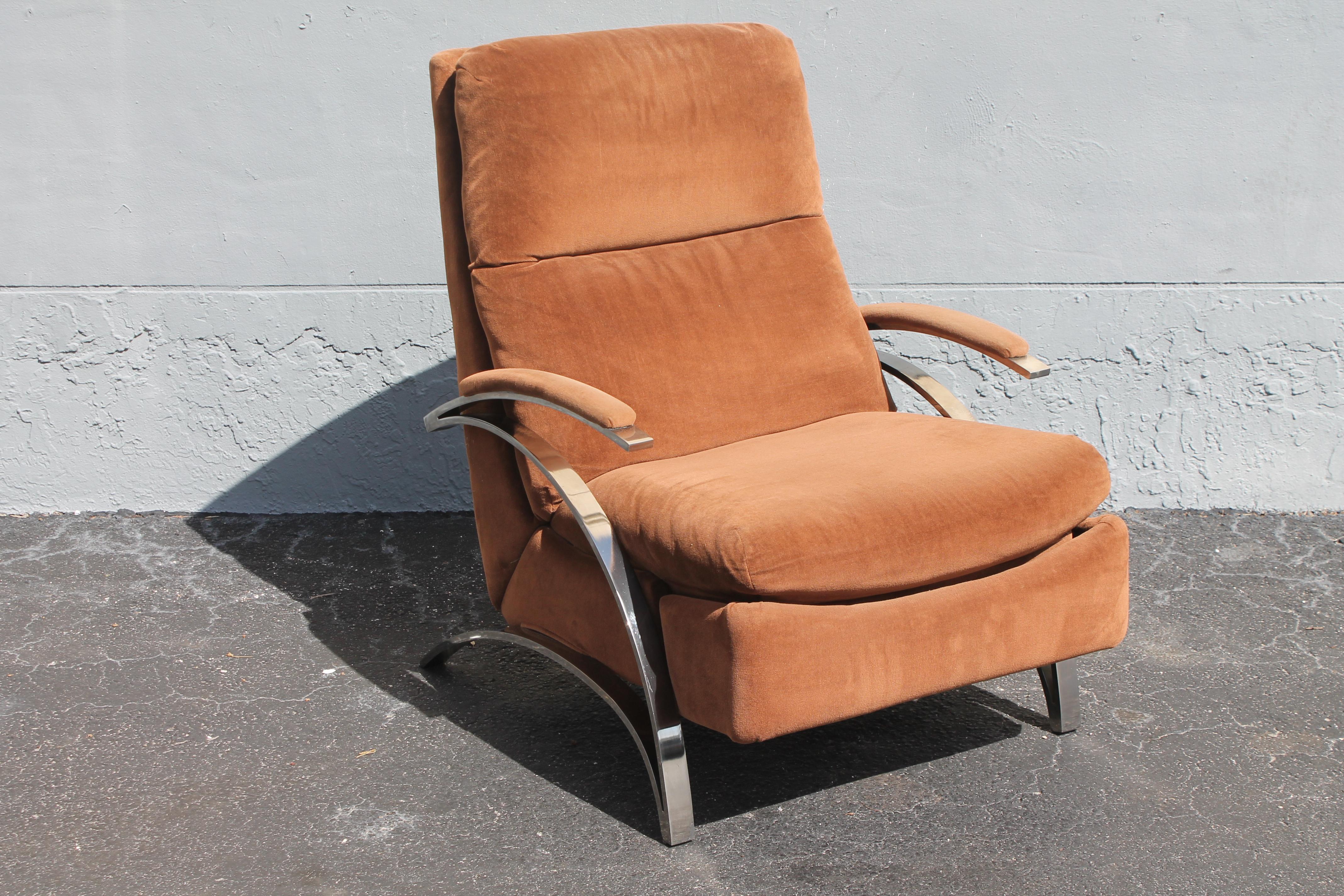 Métal 1070's Vintage Plush Brown with Chrome Recliner/ Barcalounger Chair en vente