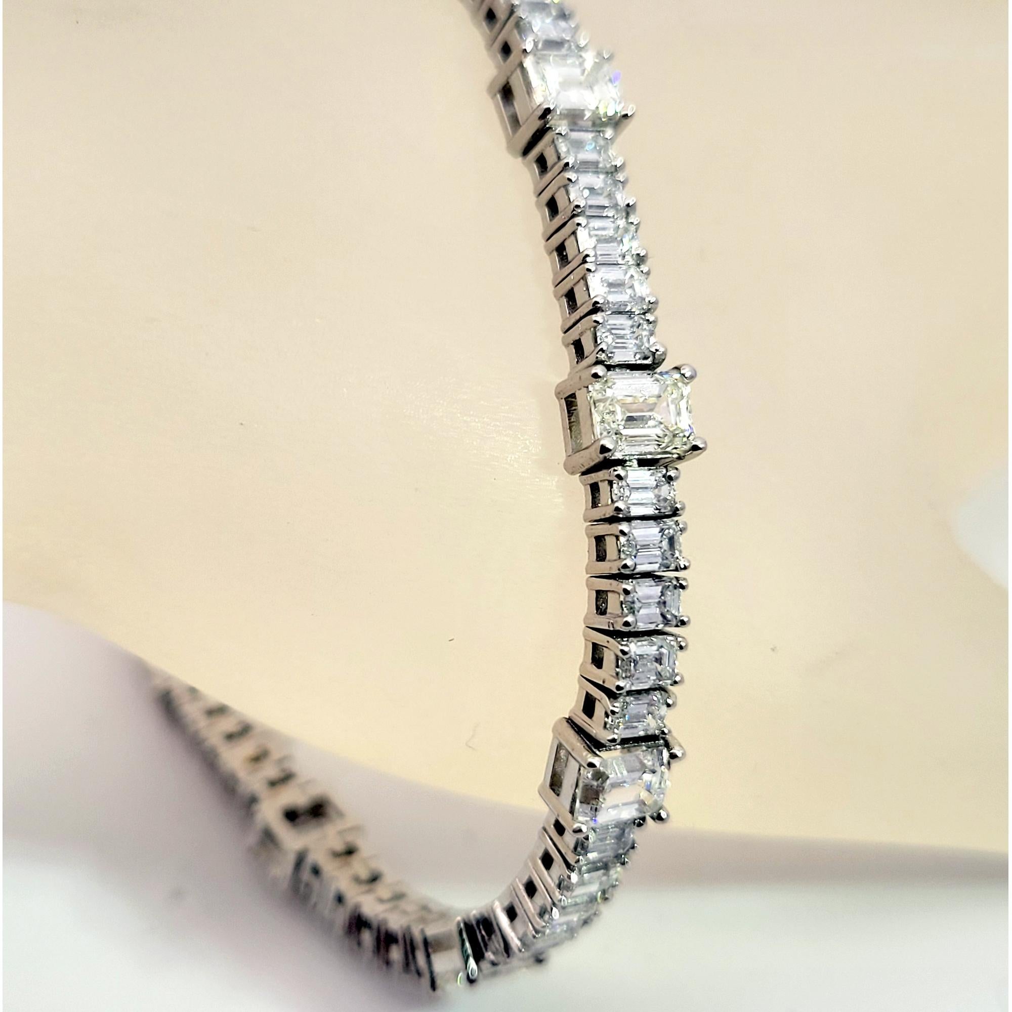 Sebastian Bernard Pulsera de tenis de platino con diamantes talla esmeralda de 10,71 qt Corte esmeralda en venta