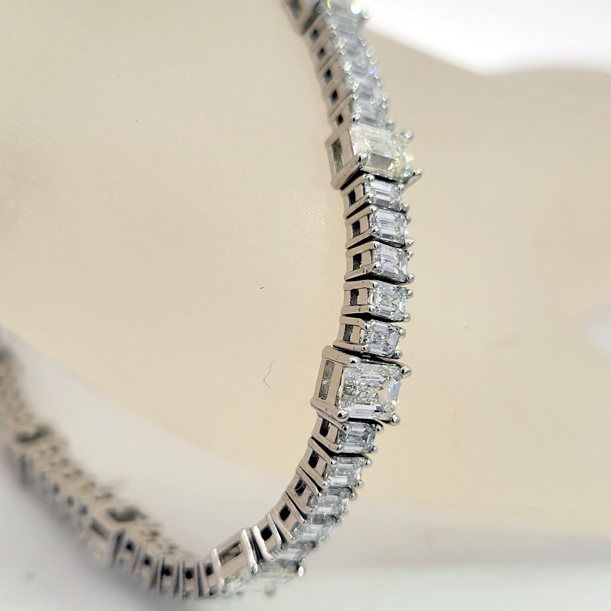 De las mujeres Sebastian Bernard Pulsera de tenis de platino con diamantes talla esmeralda de 10,71 qt en venta