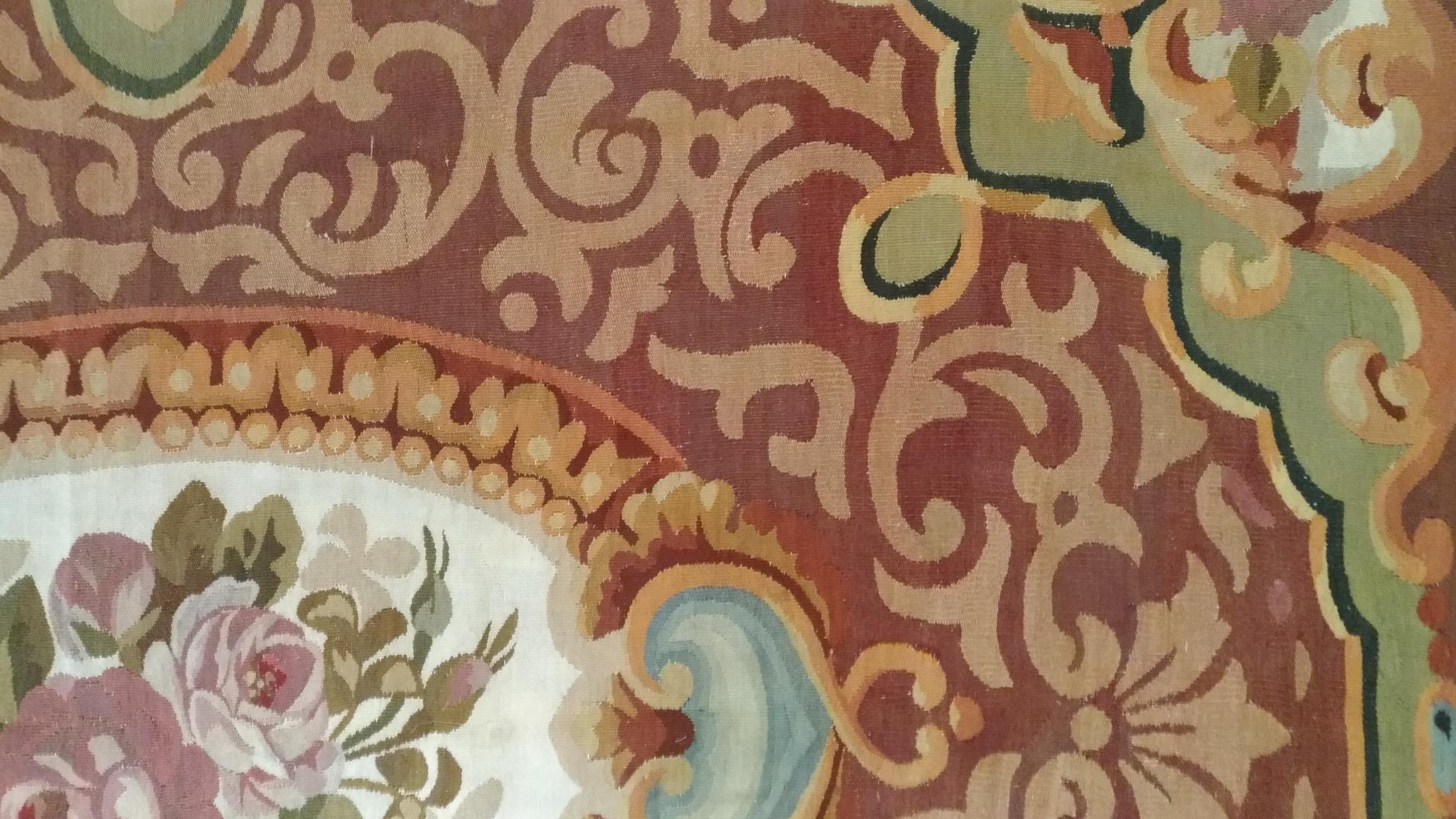 1071 - Très beau tapis français d'Aubusson du milieu du 19ème siècle avec un beau motif floral de style Empire, et un beau fond de couleur verte, caractéristique de ce style, avec du blanc et du marron, entièrement tissé à la main avec de la laine.