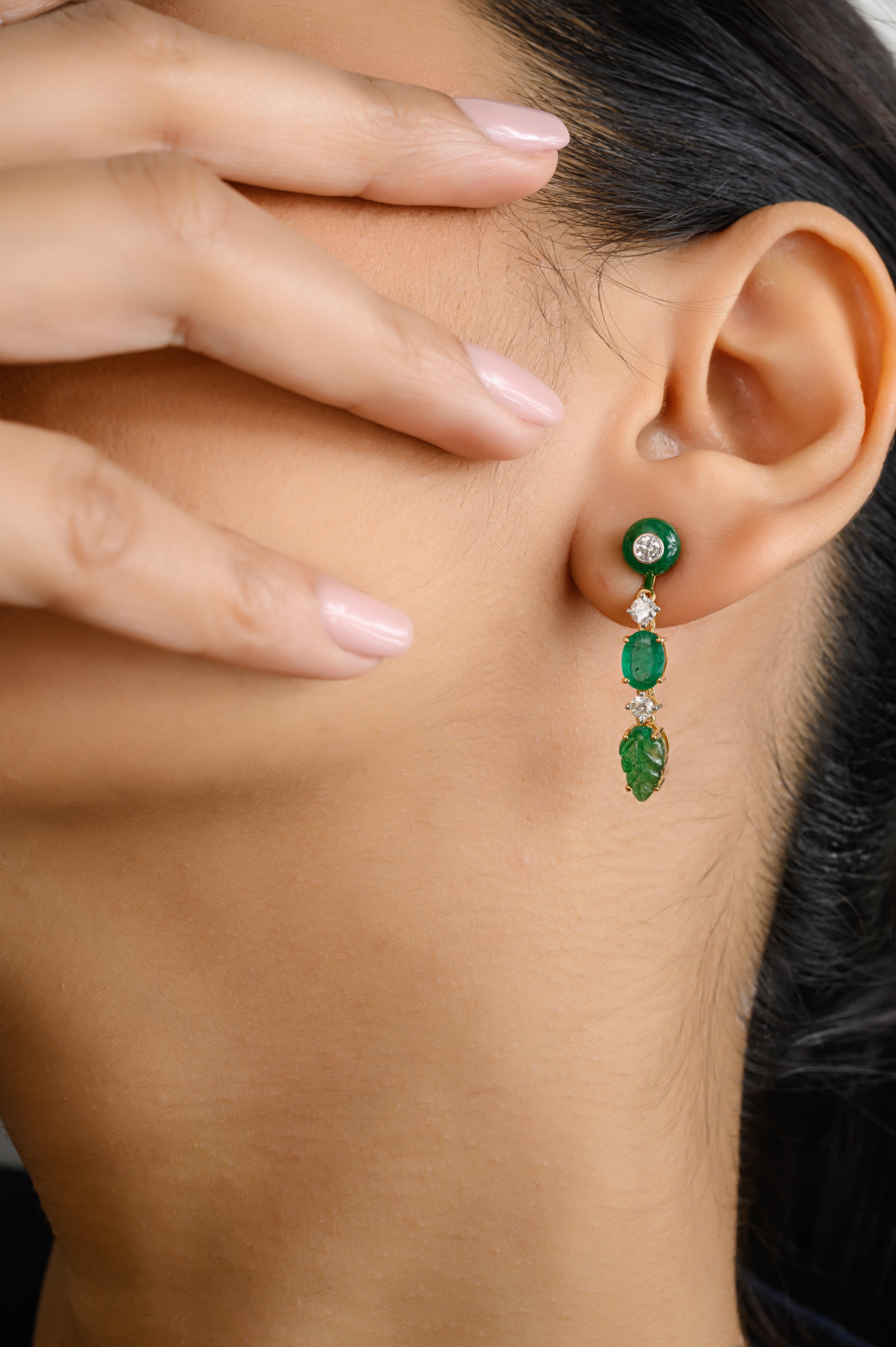 Boucles d'oreilles pendantes en or 18 carats de 10,72 carats d'émeraudes taillées avec des diamants pour mettre en valeur votre look. Vous aurez besoin de ces boucles d'oreilles pendantes pour affirmer votre look. Ces boucles d'oreilles créent un