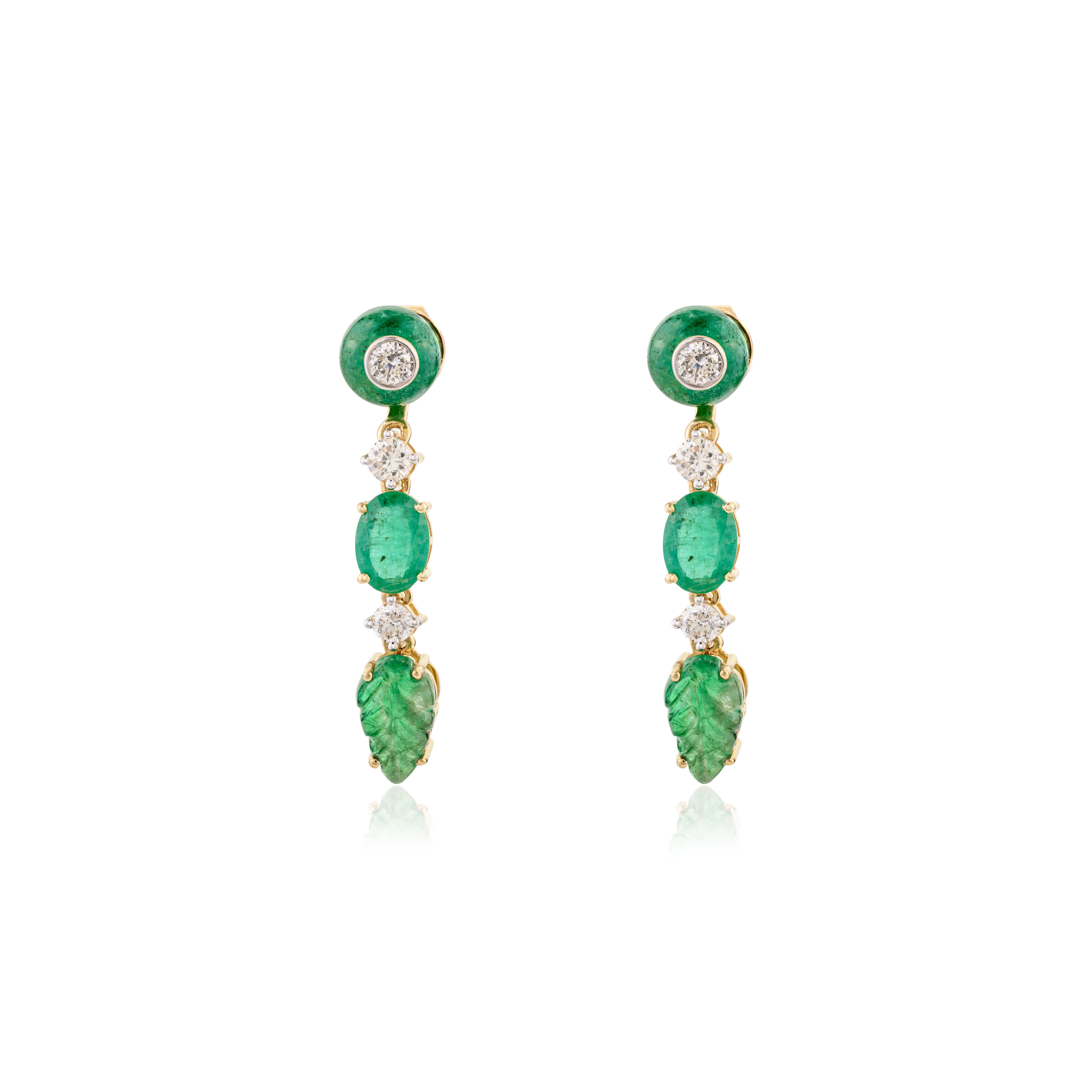 Art déco Boucles d'oreilles pendantes en or jaune 10,72 carats avec émeraude sculptée et diamants en vente