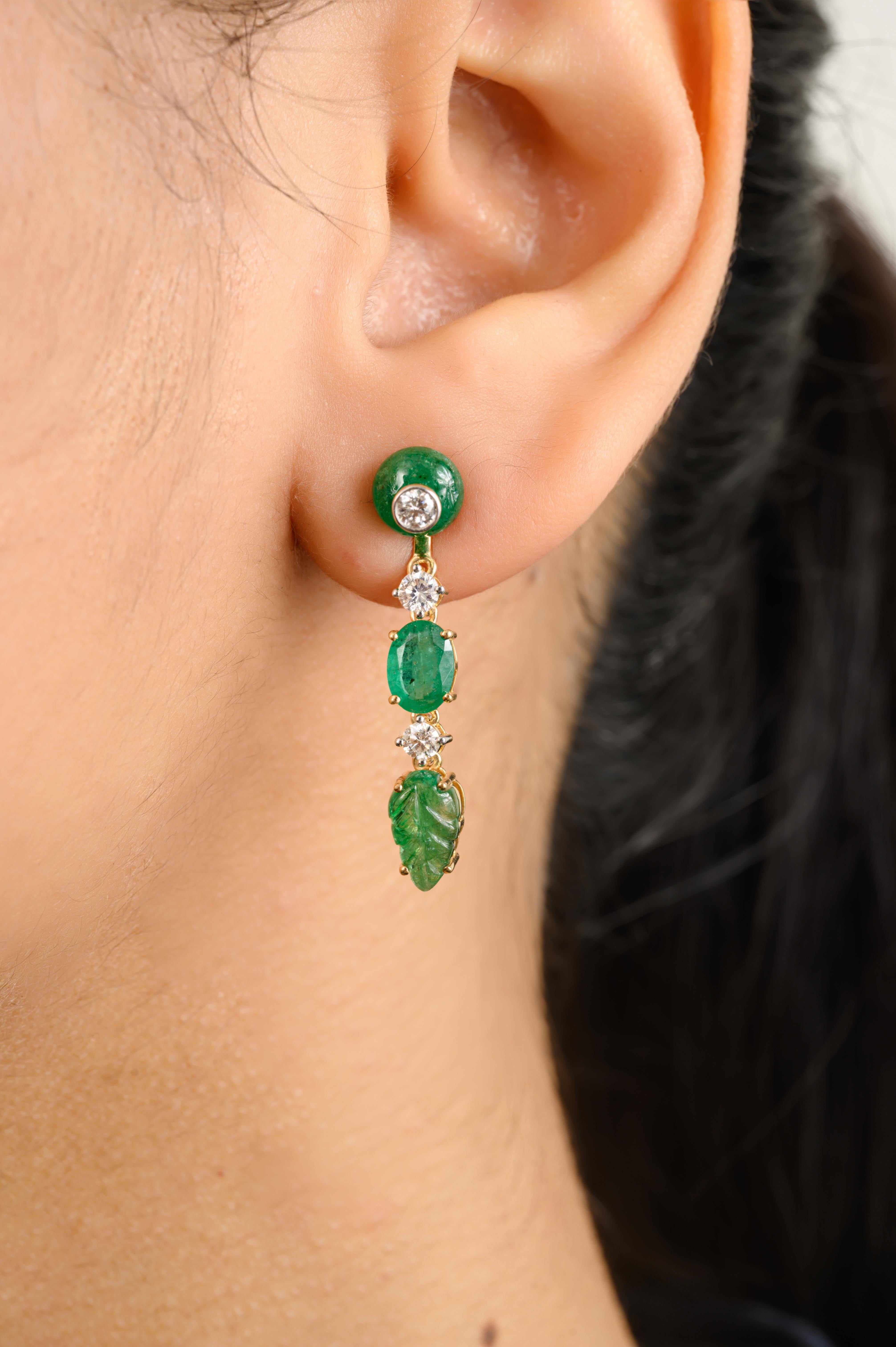 Taille mixte Boucles d'oreilles pendantes en or jaune 10,72 carats avec émeraude sculptée et diamants en vente