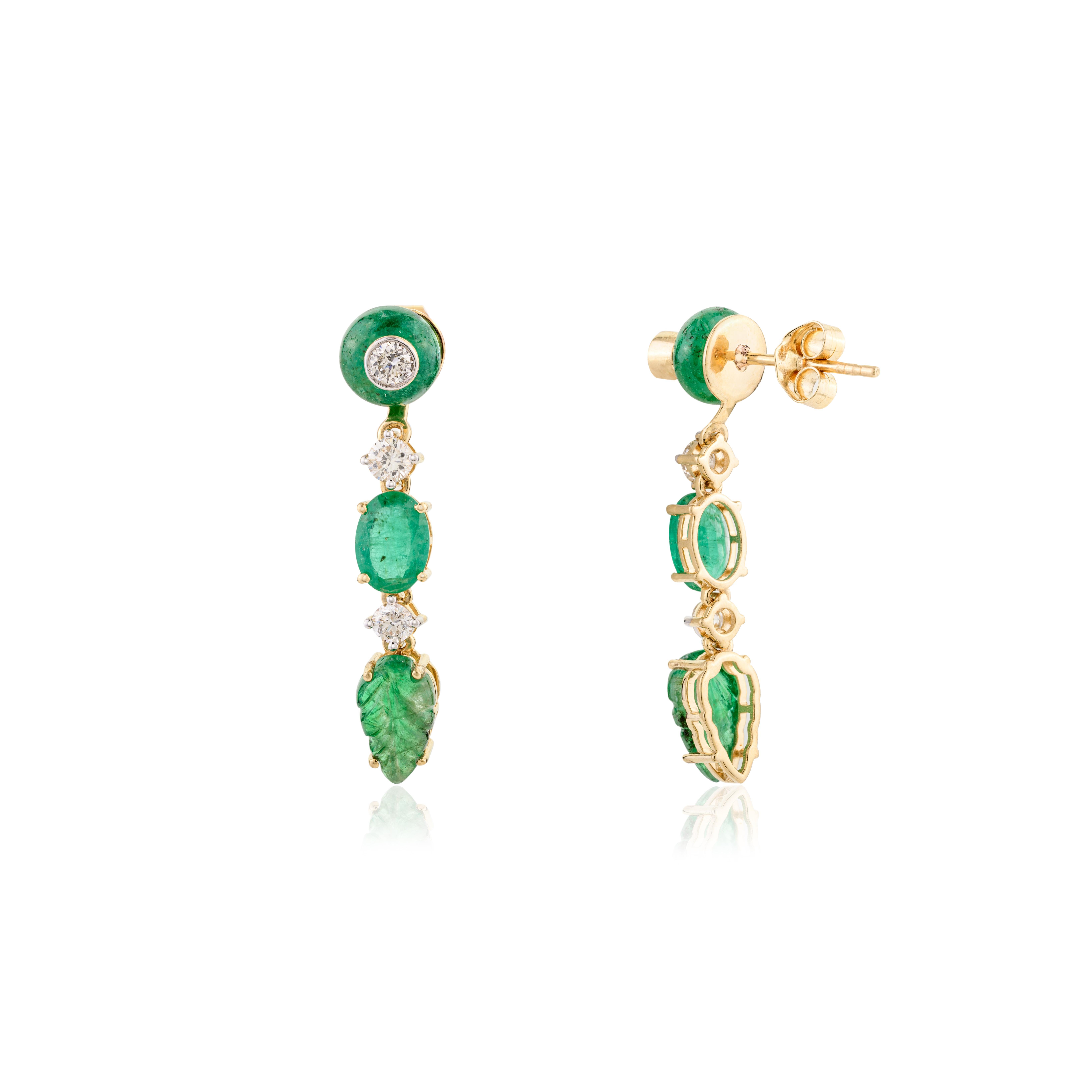 Boucles d'oreilles pendantes en or jaune 10,72 carats avec émeraude sculptée et diamants Pour femmes en vente