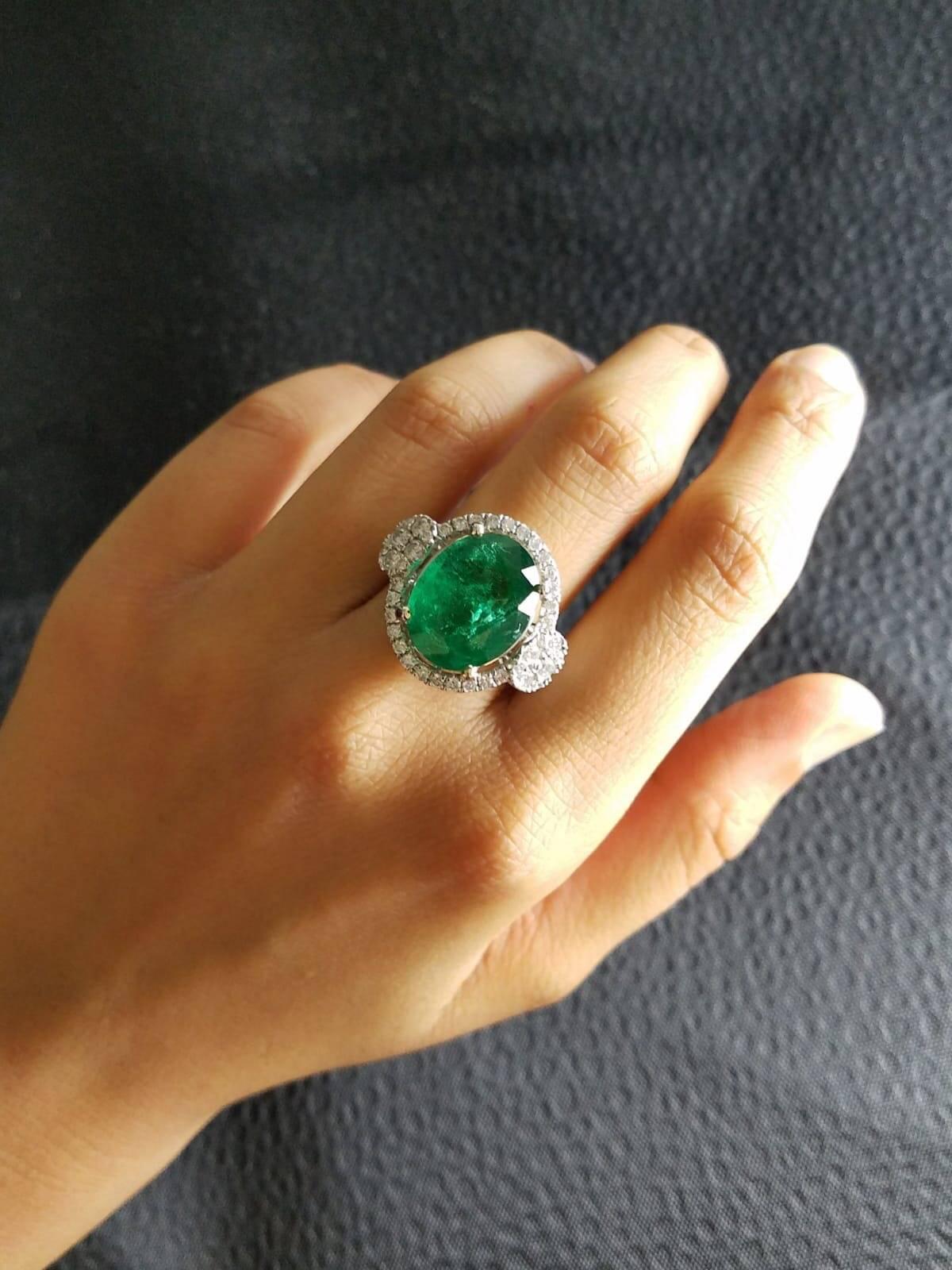 10.72 Carat Emerald and Diamond 18 Karat Gold Cocktail Ring In New Condition In Bangkok, Thailand