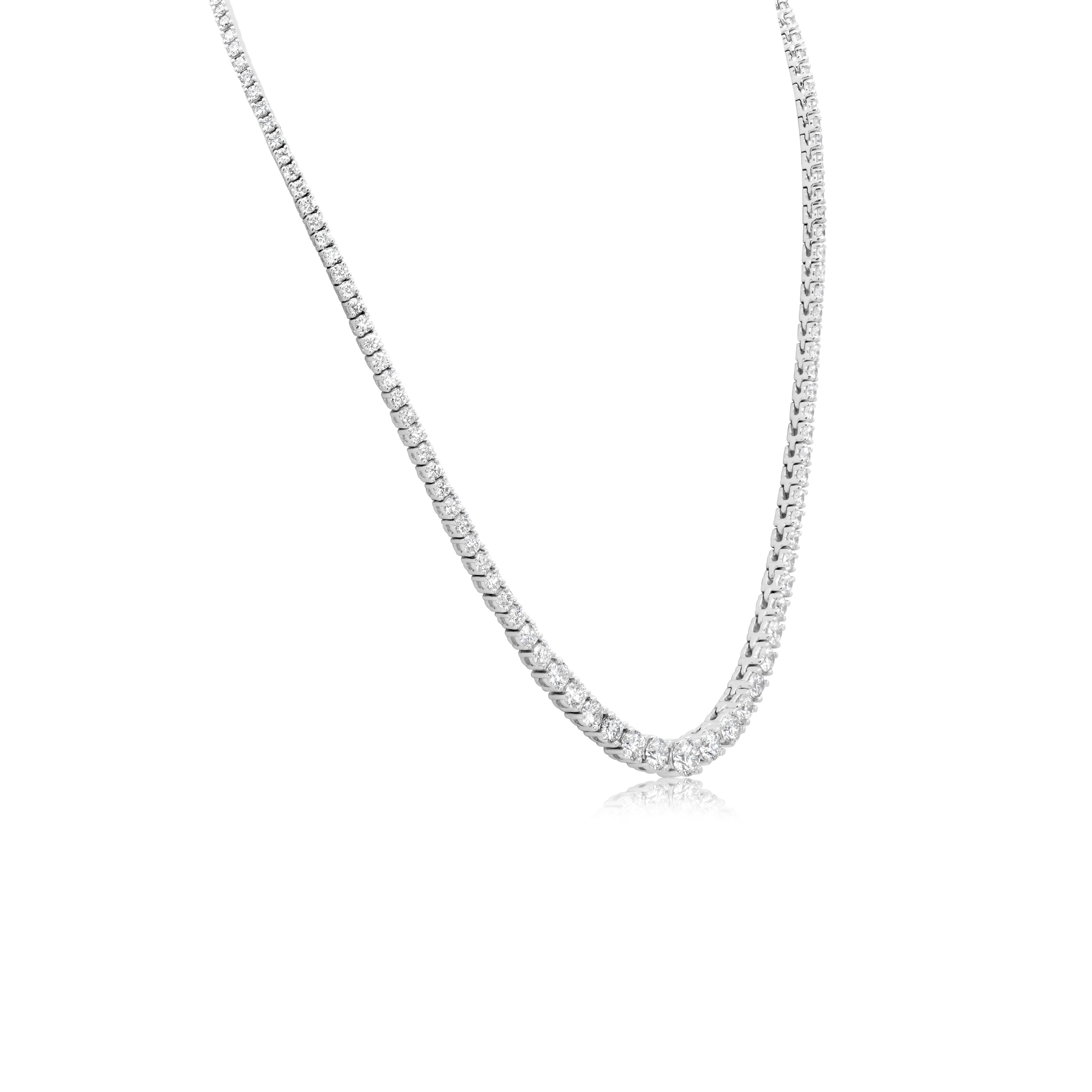 Superbe collier Brilliante, composé de 139 diamants ronds de taille brillant pesant 10,72 carats au total, de couleur G et de pureté VS-SI1, chacun serti sur une monture à quatre griffes. La taille des diamants augmente au fur et à mesure qu'ils