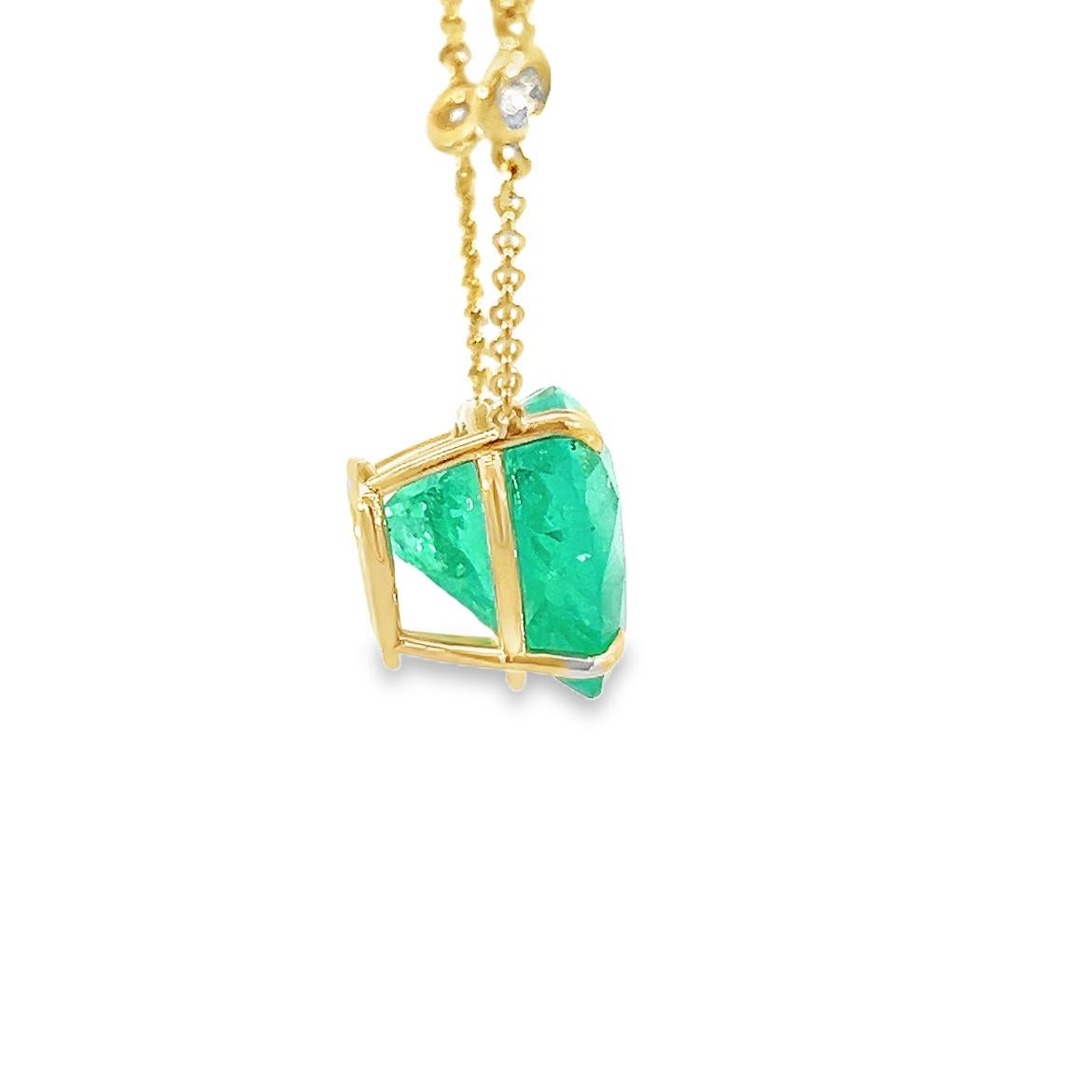 Aesthetic Movement 10.72CT Colombian Emerald GIA Certified, 18k yellow gold, Necklace For Sale