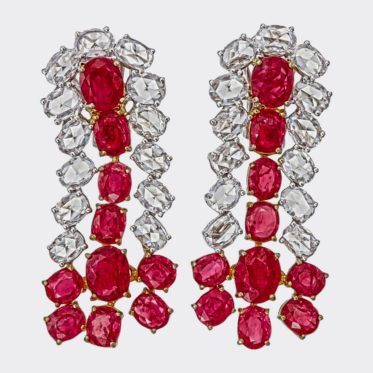 Ces luxueuses boucles d'oreilles en rubis et diamants sont fabriquées à la main en or blanc 18 carats par Rewa jewels.

Les principaux points forts sont les 4 rubis birmans non traités pesant environ 4,20 carats au total. Et 16 rubis d'un poids