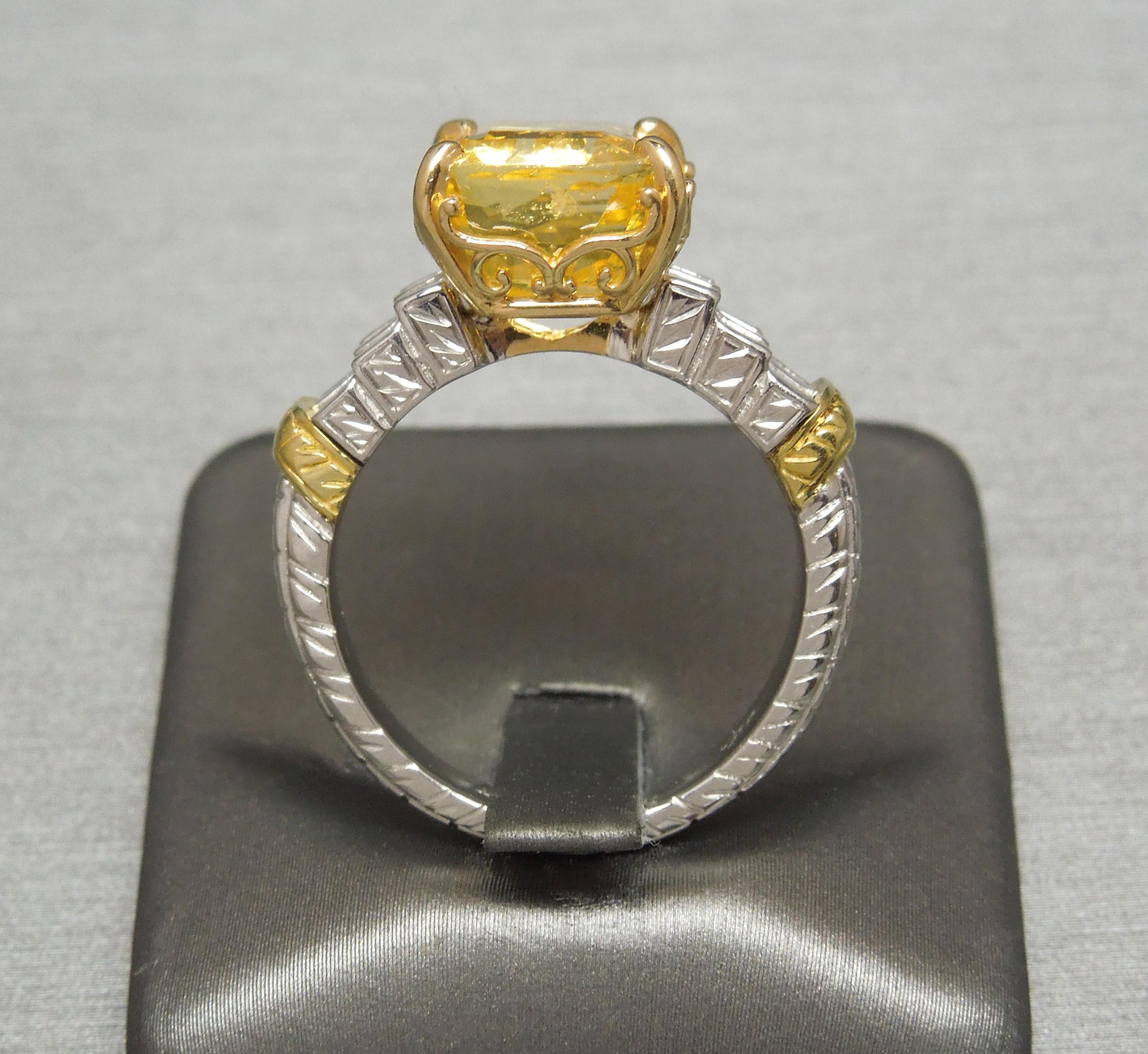 Bague en platine et or 18 carats avec saphir jaune de 10,75 carats certifié GIA en vente 8
