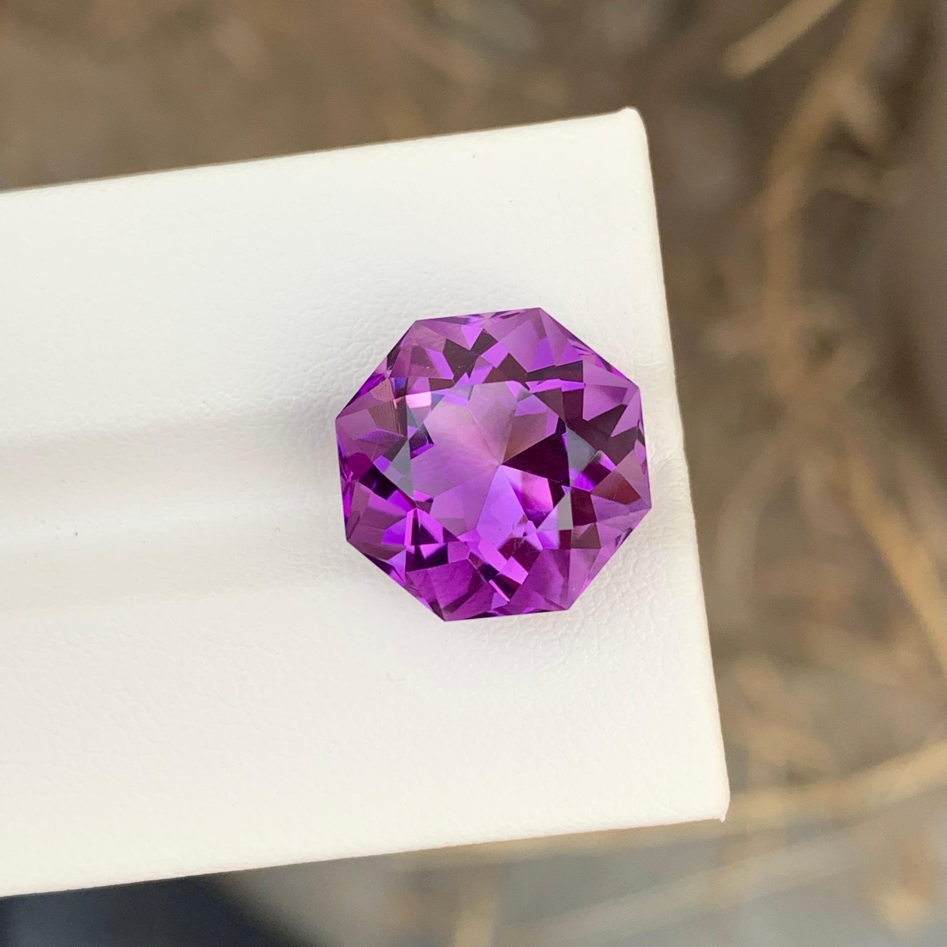 10.75 Carat Natural Loose Octagon Shape Dark Purple Amethyst Gem For Necklace  In New Condition For Sale In Peshawar, PK