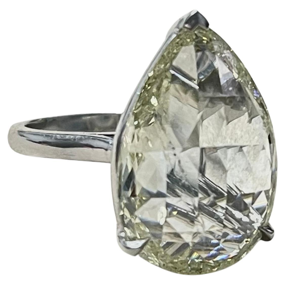 Bague de fiançailles en platine de 10,75 carats de diamants en forme de poire taillés en rose.