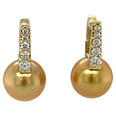 Boucles d'oreilles pendantes en or jaune avec perles des mers du Sud et diamants