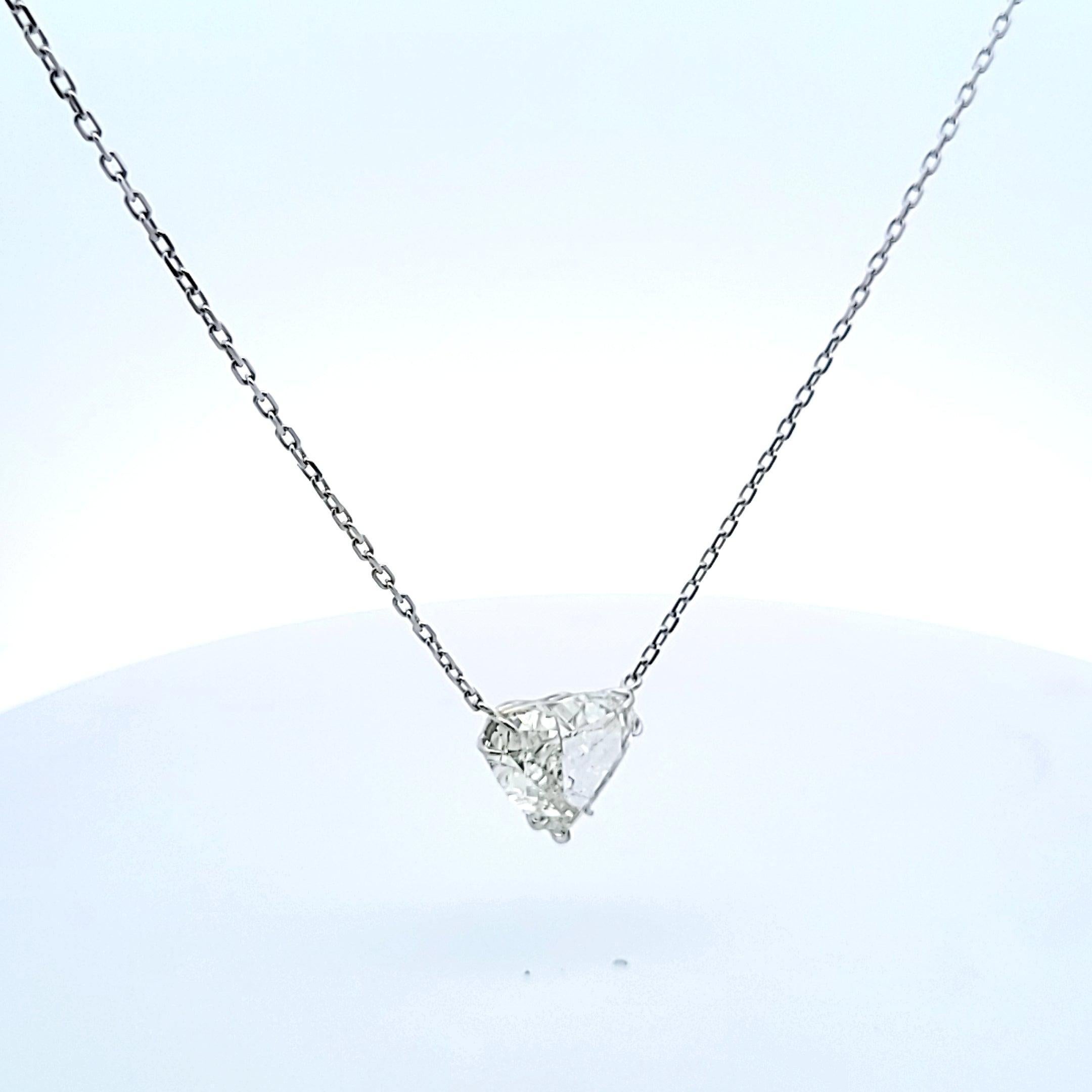 Donna Collana con ciondolo in oro bianco 18 carati da 10,76 carati a forma di cuore con diamante I I1 in vendita