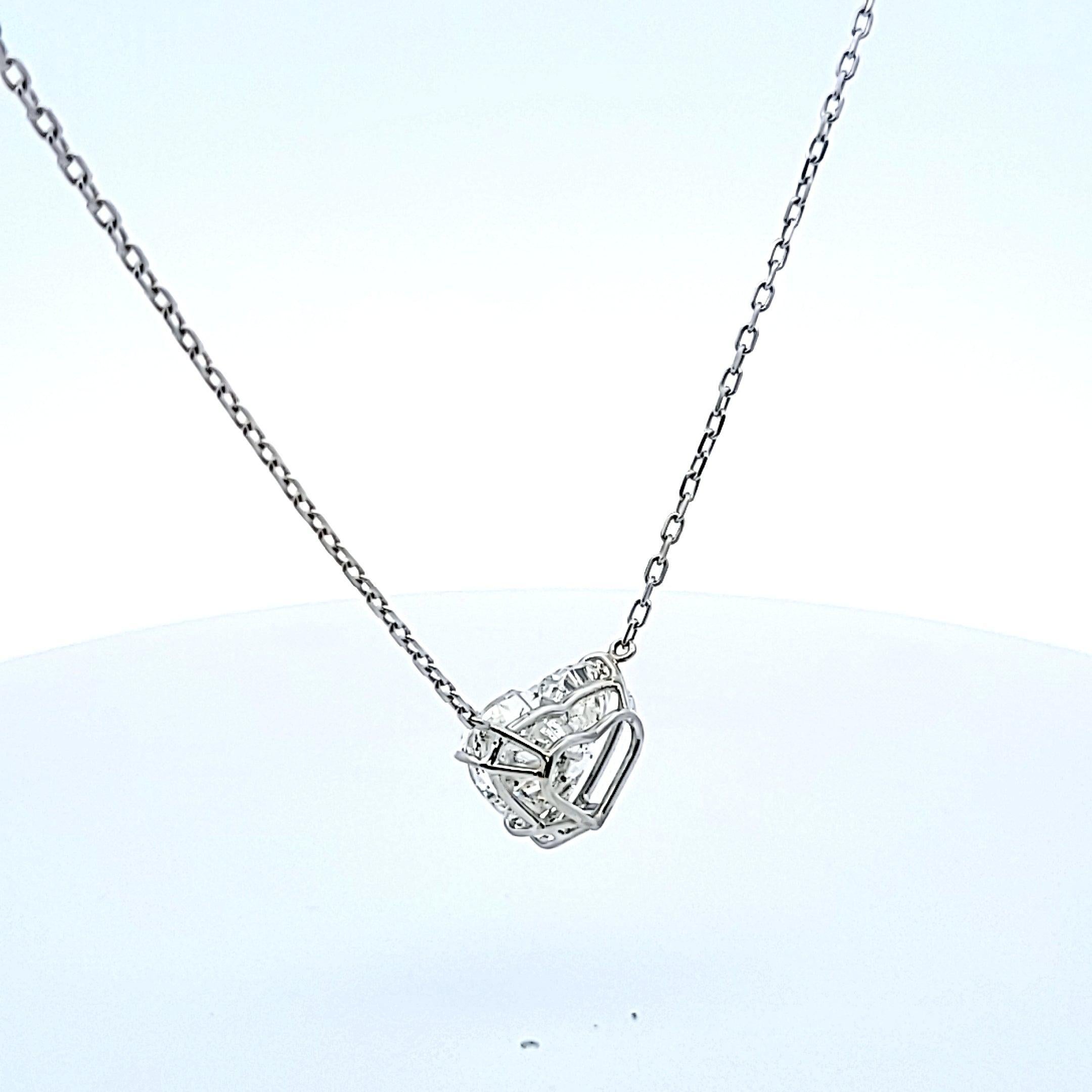 Collana con ciondolo in oro bianco 18 carati da 10,76 carati a forma di cuore con diamante I I1 in vendita 1