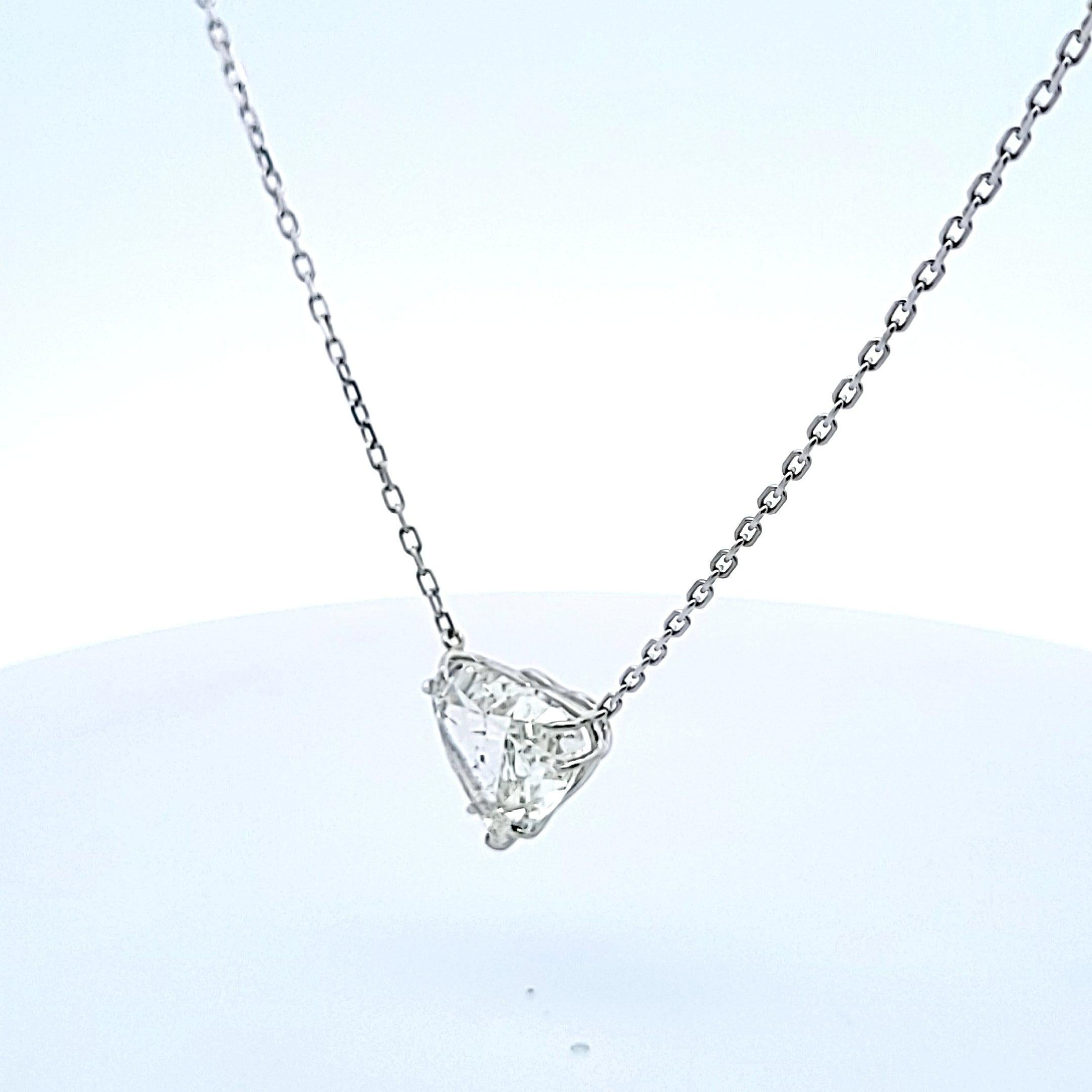 Collana con ciondolo in oro bianco 18 carati da 10,76 carati a forma di cuore con diamante I I1 in vendita 2