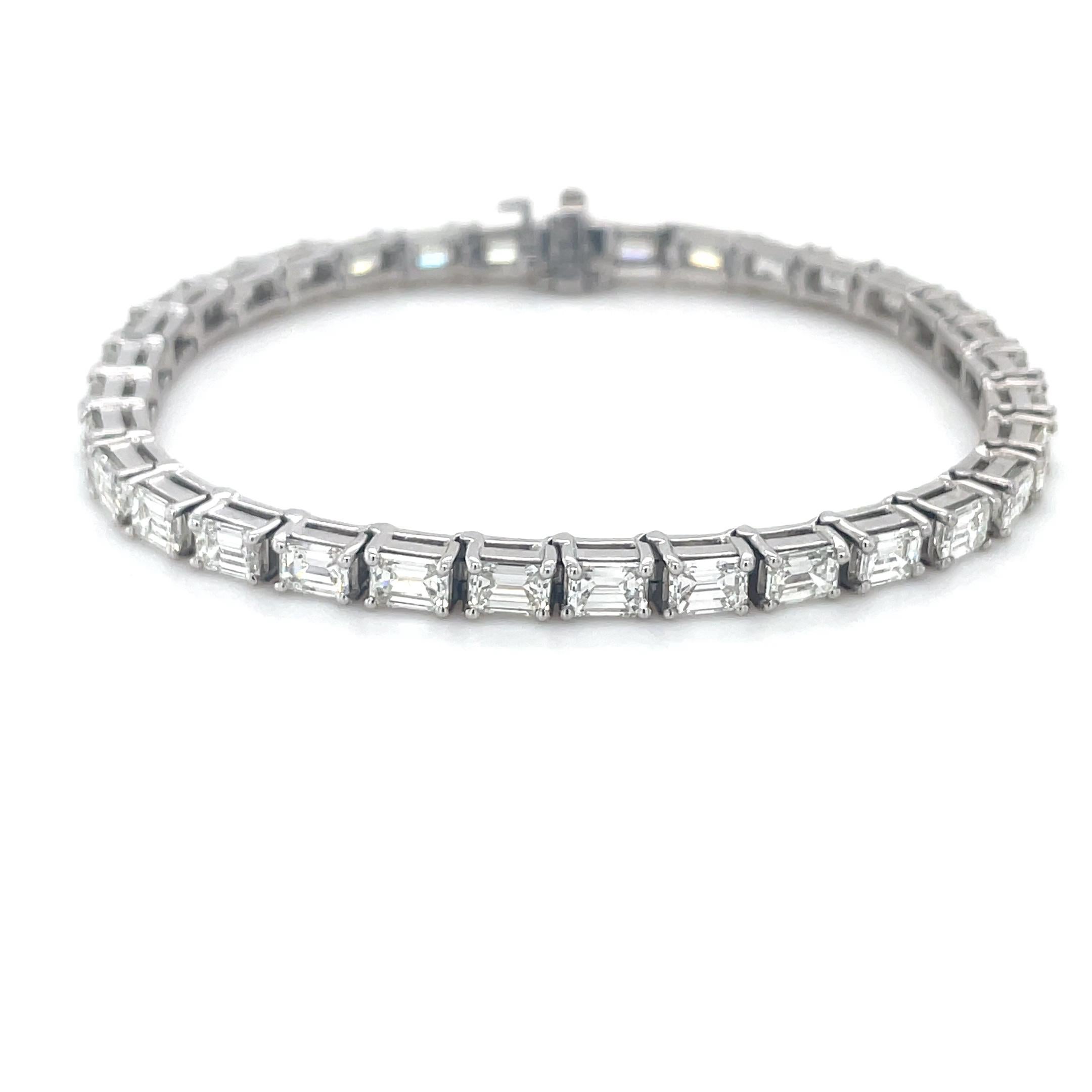 Questo bracciale classico contiene 33 diamanti taglio smeraldo per un peso totale di circa 10,77 carati. Realizzato in platino e montato in direzione est-ovest, questo bracciale è estremamente ben fatto ed è un'aggiunta perfetta alla tua