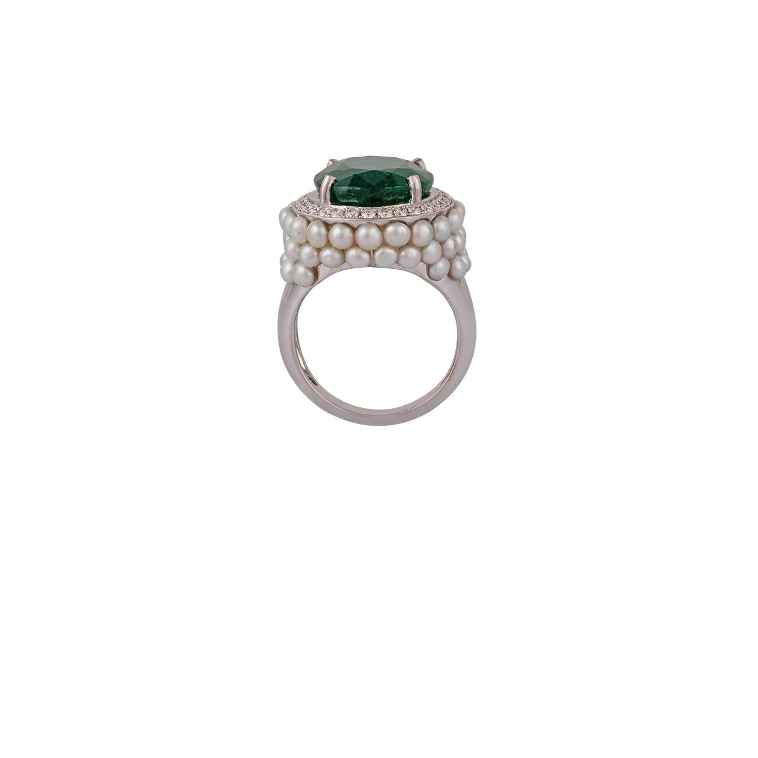 10.77 cts Clear Zambian Emerald, Pear & Diamond Double Cluster Ring in 18k Gold In New Condition For Sale In Jaipur, Rajasthan