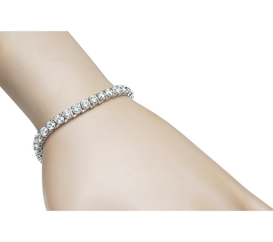 Se trata de una elegante pulsera de tenis de oro blanco de 14 quilates. La pulsera está engastada con brillantes diamantes de talla redonda que pesan aproximadamente 10.78 ct. El color de estos diamantes es F con claridad VVS. La pulsera mide 4,5 mm