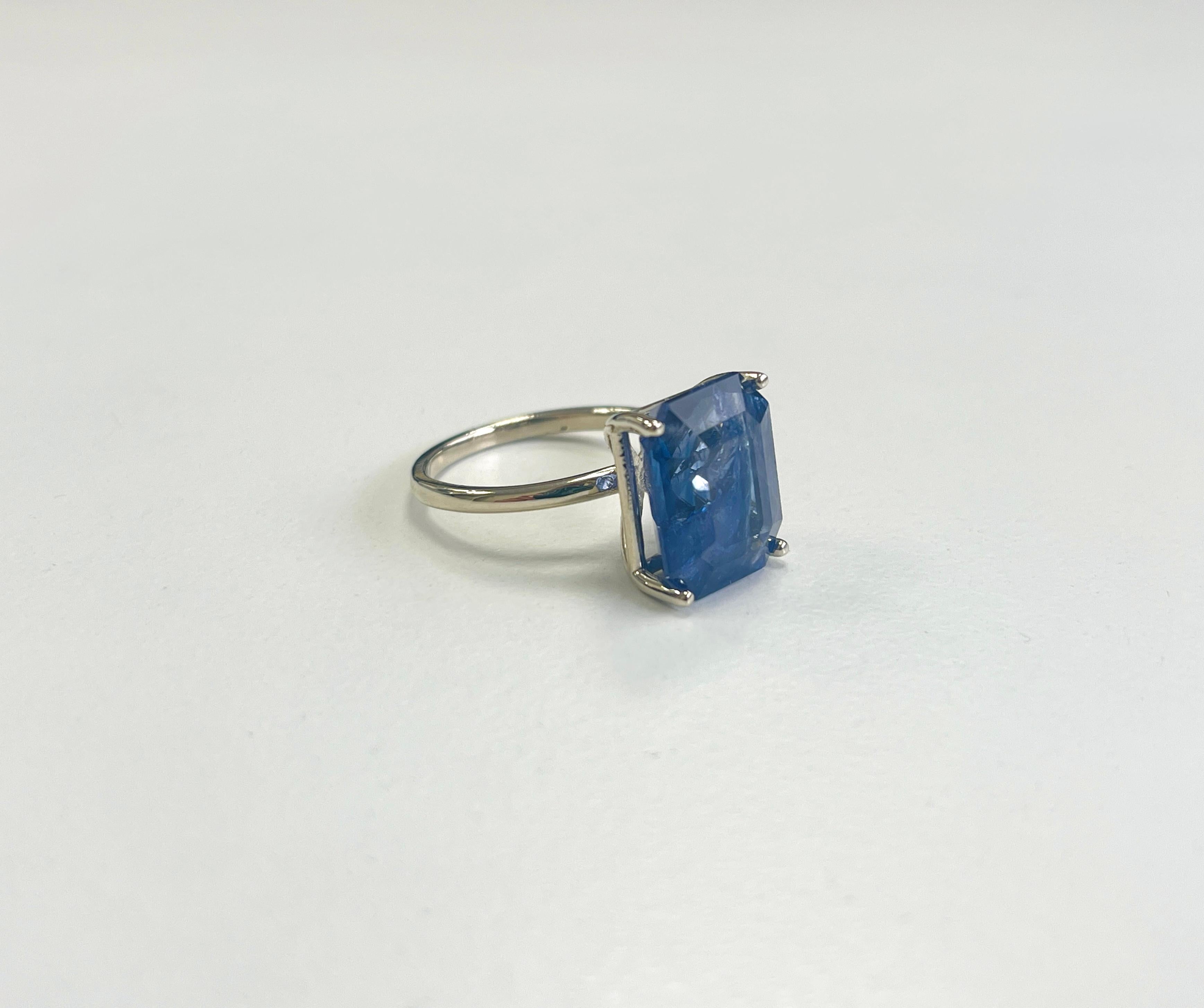 10.79 Carat Natural Sapphire Intense Blue in 14K White Gold Ring In New Condition For Sale In Great Neck, NY
