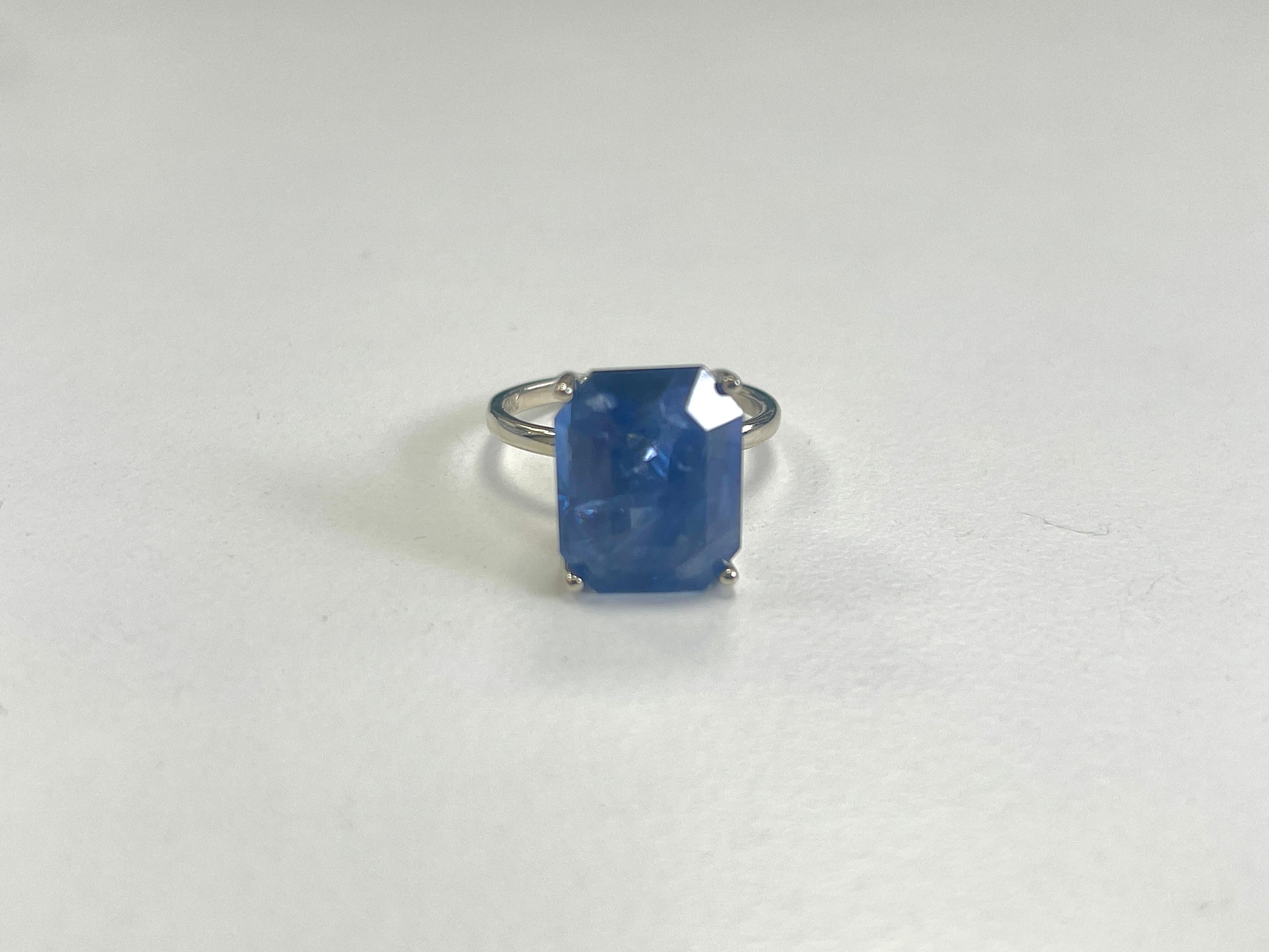 10.79 Carat Natural Sapphire Intense Blue in 14K White Gold Ring For Sale 2