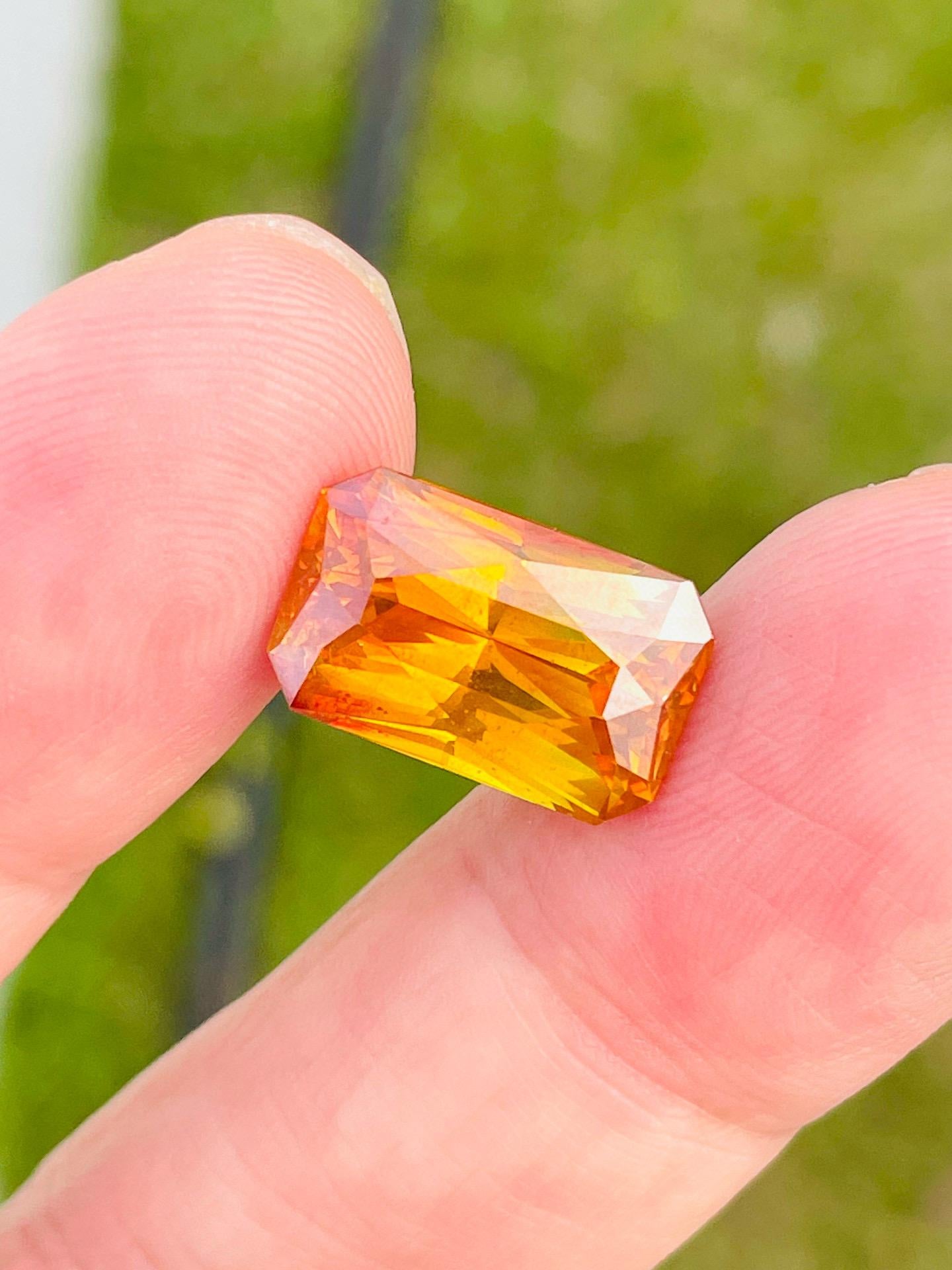 Taille octogone Pierre précieuse sphalerite étincelante de 10,79 carats, couleur joue orange jaune d'Espagne  en vente