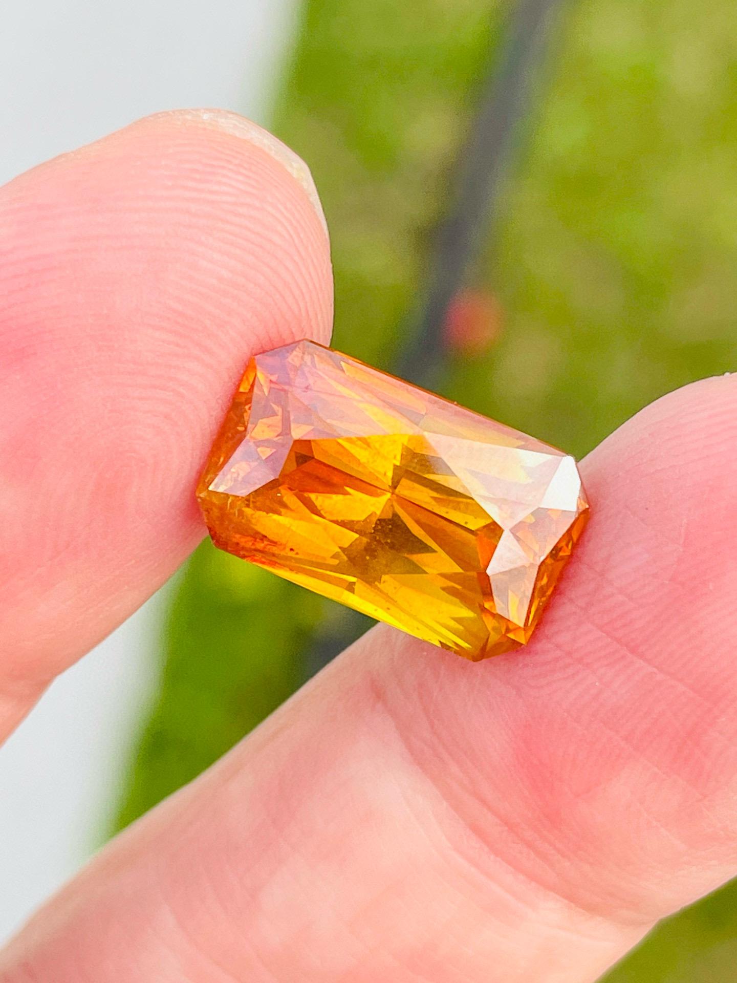 10.79ct Sphalerite gemstone sparking laster play color orange yellow from Spain  In New Condition For Sale In bangkok, TH