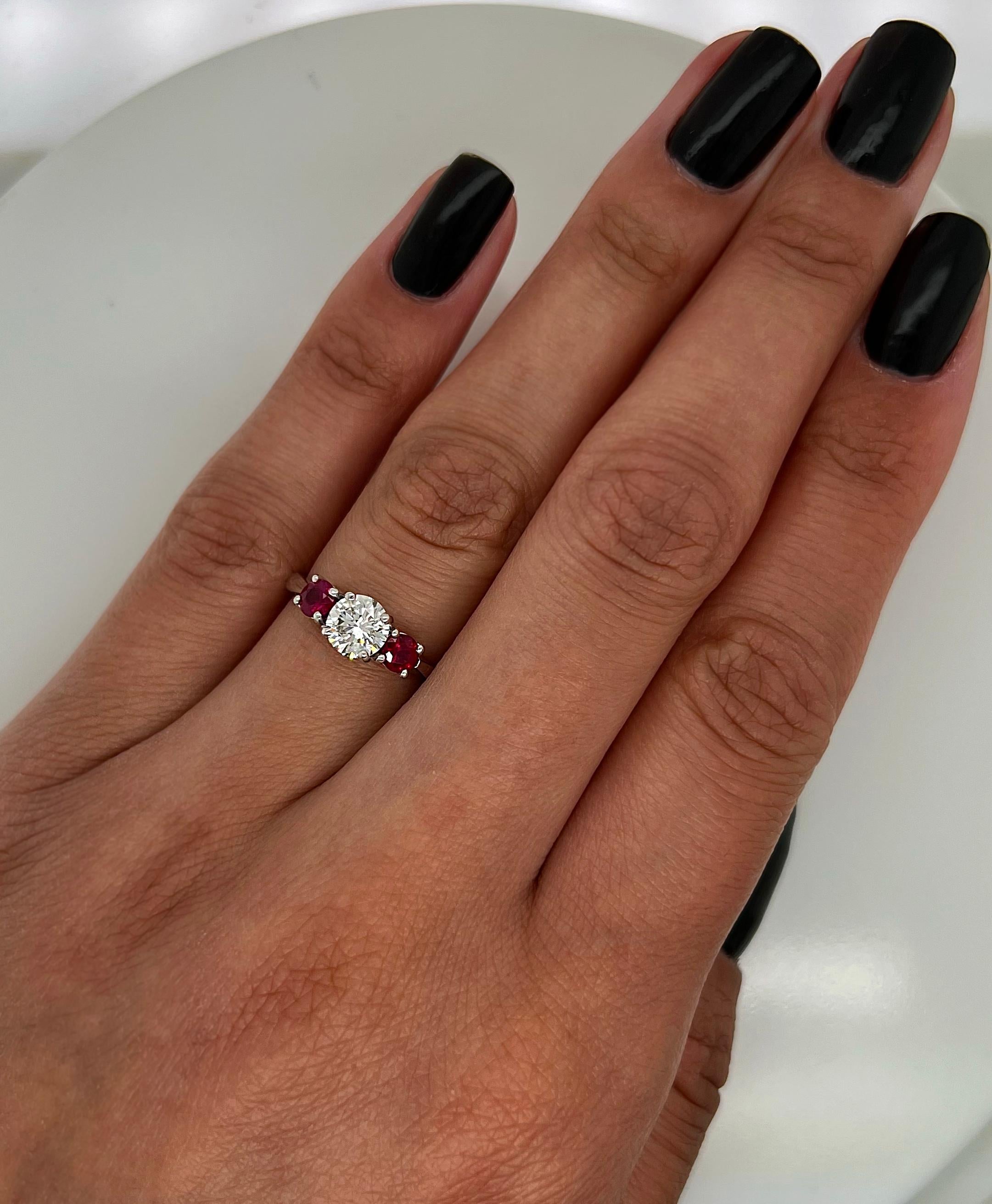Taille ronde Bague pour femme à trois pierres en rubis et diamants de 1,07 carat au total, certifiée GIA en vente