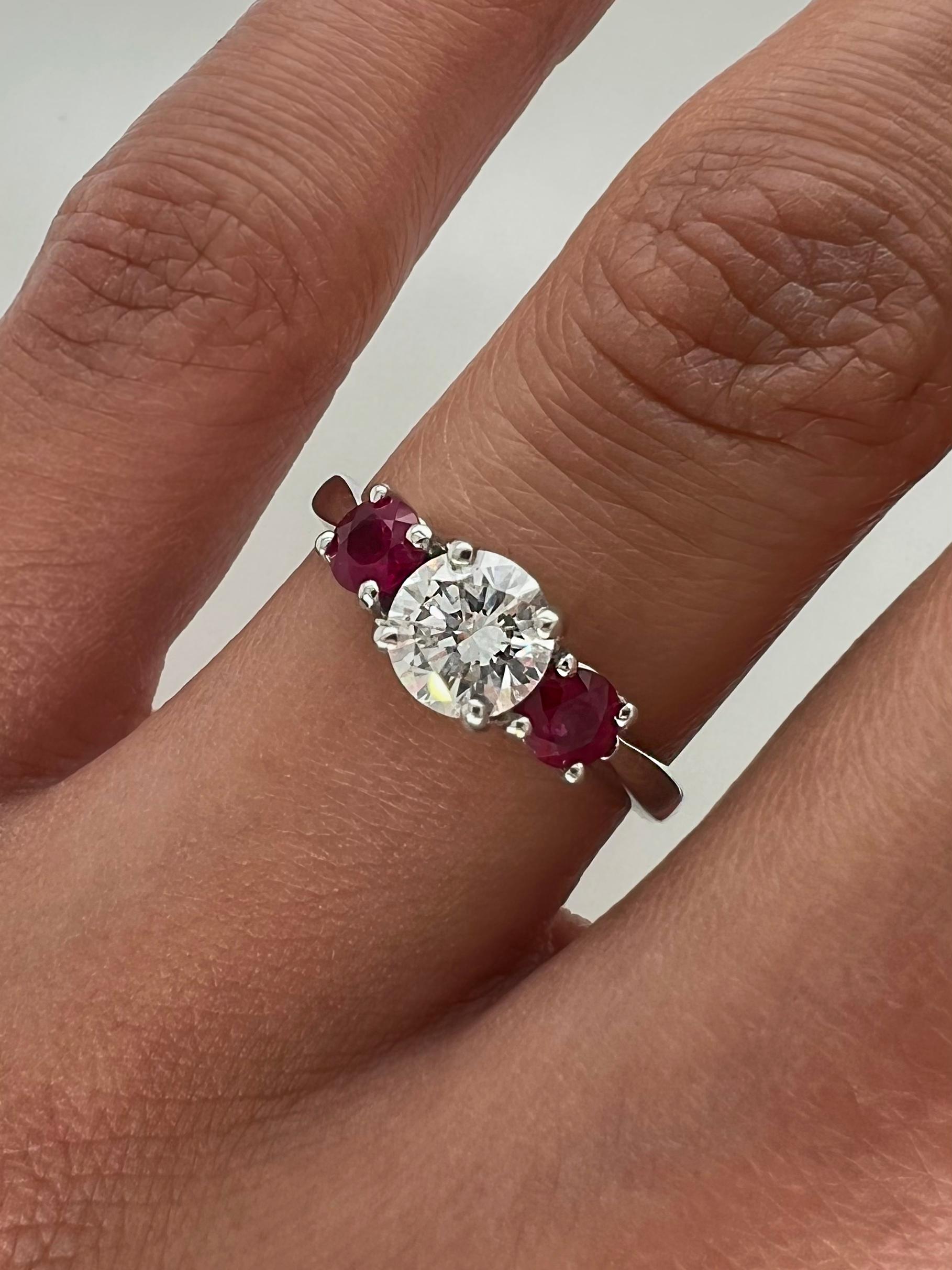 Bague pour femme à trois pierres en rubis et diamants de 1,07 carat au total, certifiée GIA Neuf - En vente à New York, NY