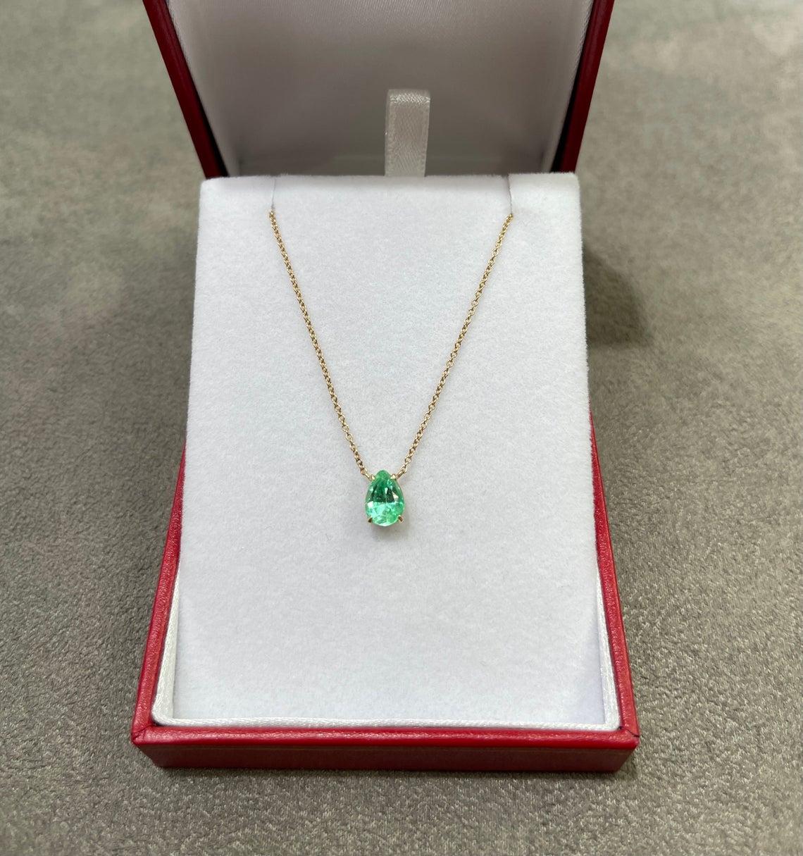 1.07ct 14K Colombian Emerald Pear Cut Solitaire Gold Necklace For Sale 2