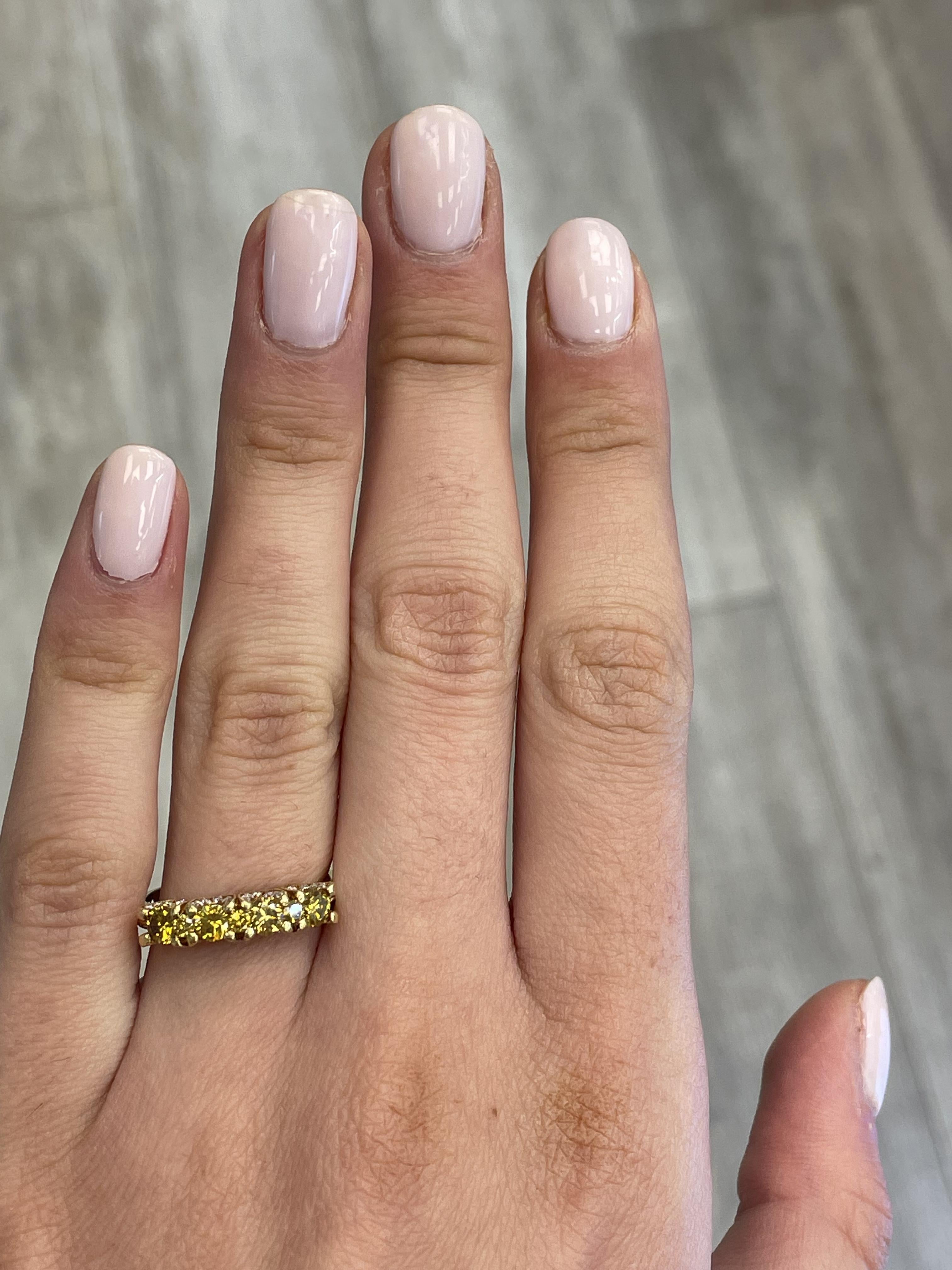 Jolie bague de cocktail en diamant jaune à jaune brunâtre.
Poids total des diamants : 1,07 carats.
7 diamants jaunes ronds et brillants, 0,78 carats. Couleur jaune verdâtre brunâtre et pureté SI. Il est complété par 84 diamants ronds de 0,29 carats.