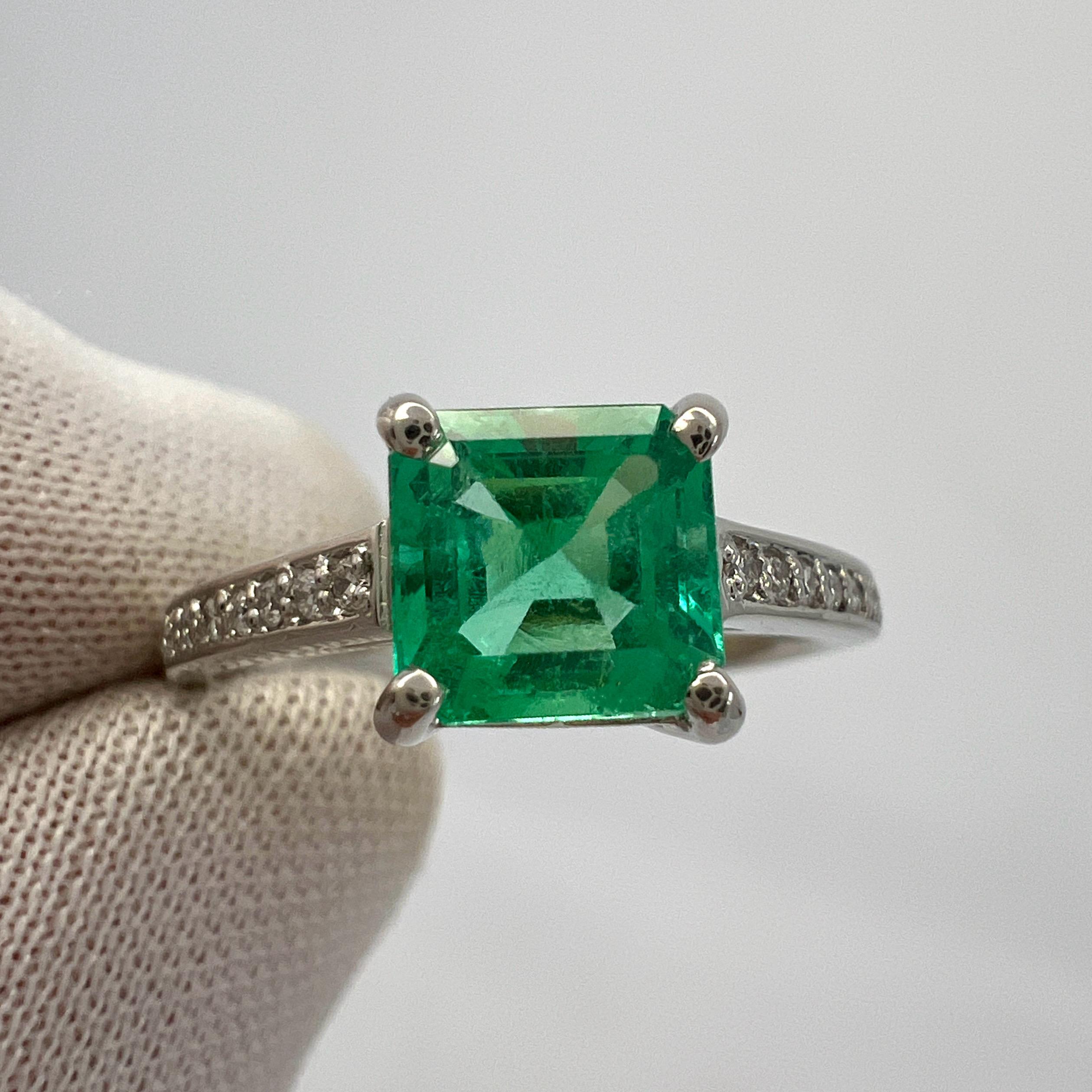 Esmeralda colombiana verde claro natural y anillo solitario de platino con diamantes.

Peso total en quilates 1,07. Con una impresionante esmeralda colombiana de 1,00 quilates de un precioso color verde claro y talla de esmeralda cuadrada. Mide