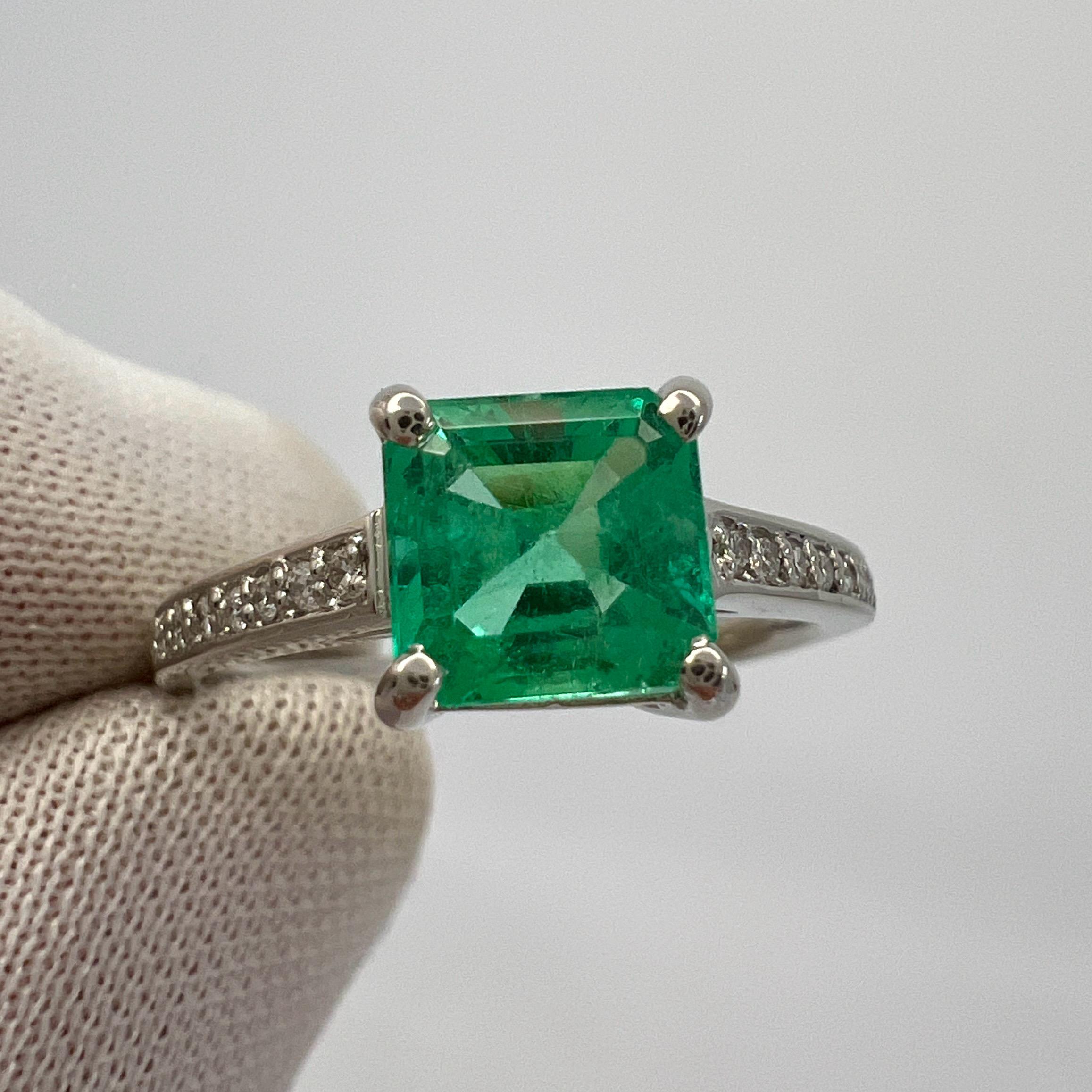 Anillo solitario en platino con esmeralda colombiana verde claro de 1,07 ct y acento de diamante Corte esmeralda en venta