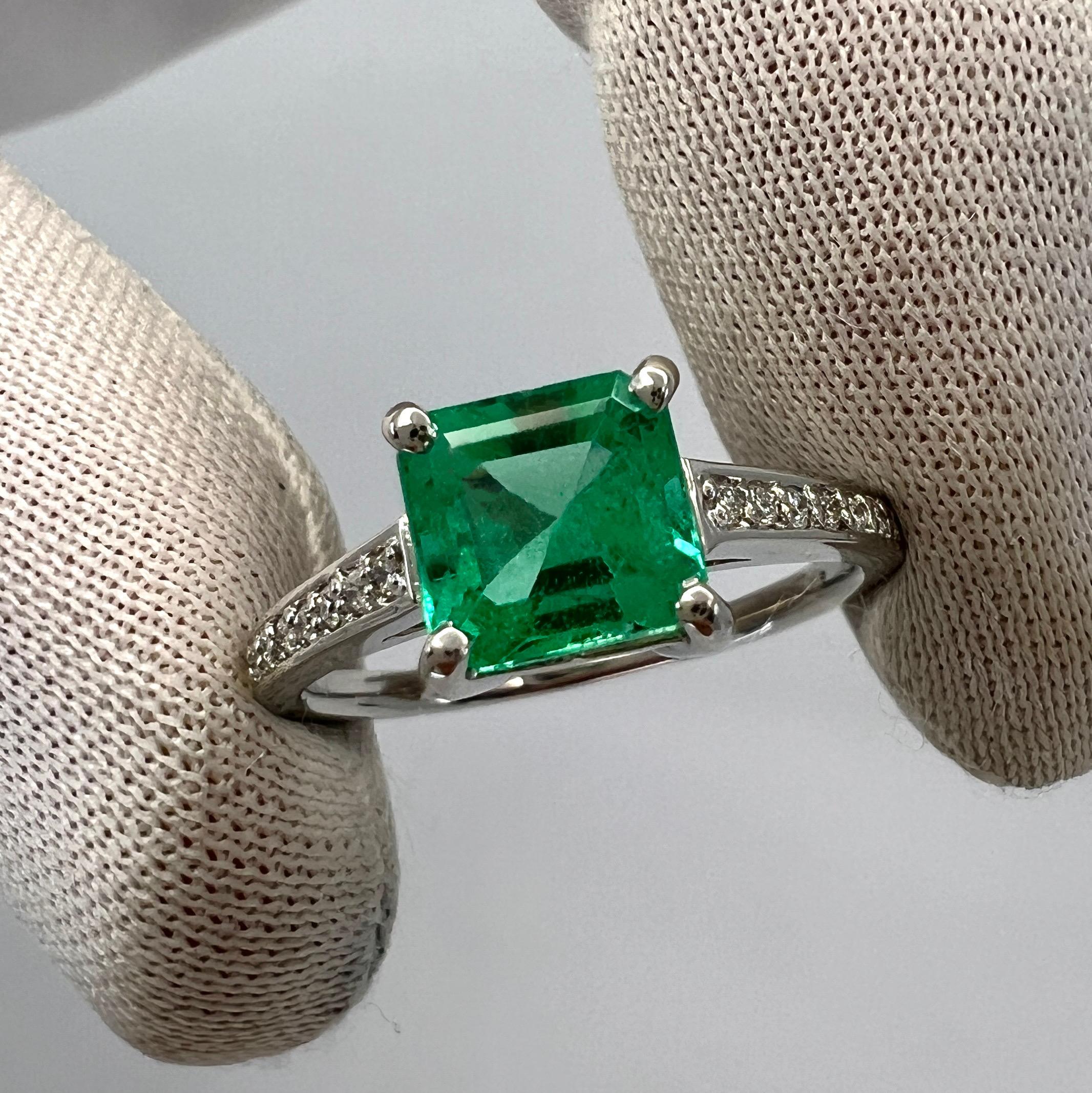 Anillo solitario en platino con esmeralda colombiana verde claro de 1,07 ct y acento de diamante en Excelente estado para la venta en Birmingham, GB