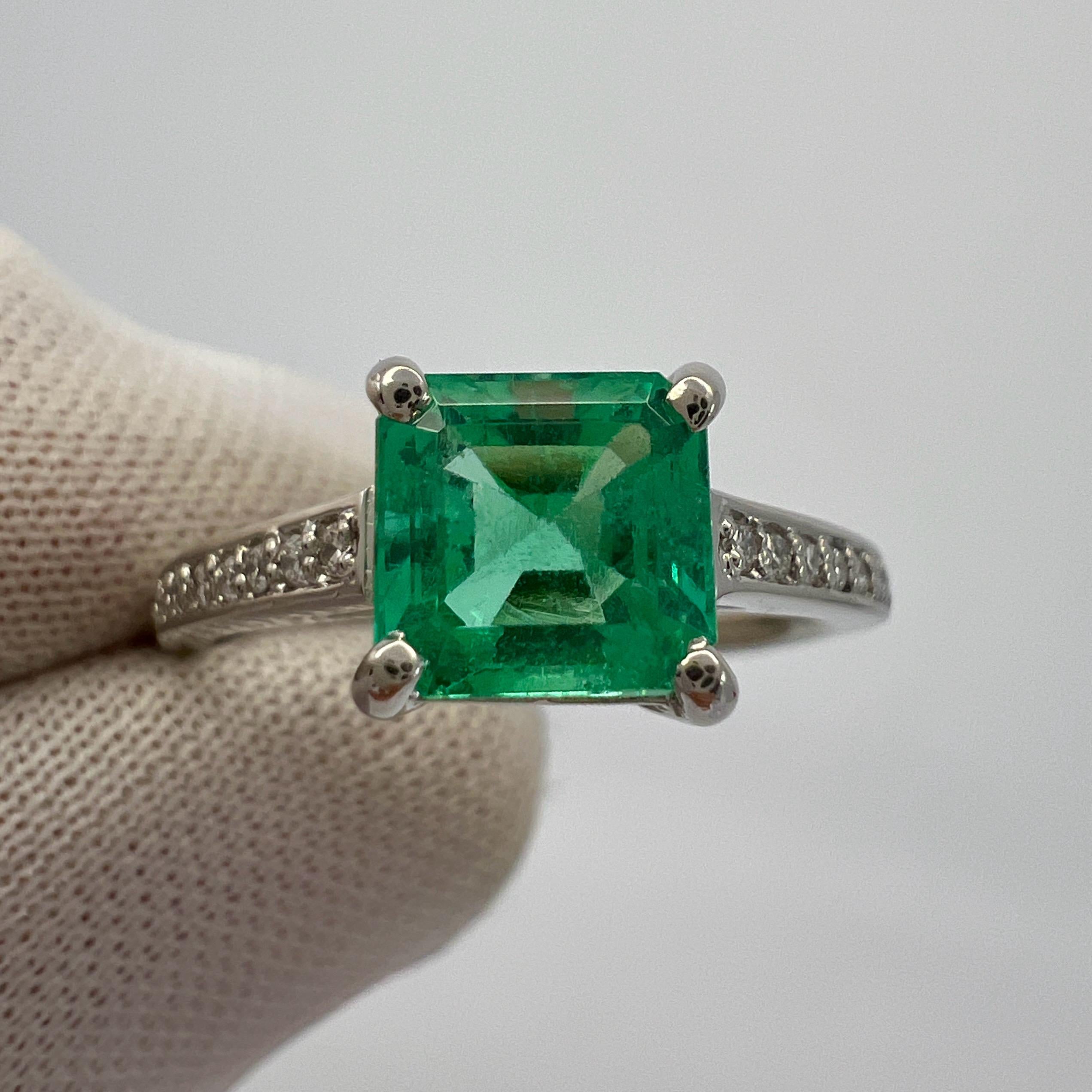Femenino o masculino Anillo solitario en platino con esmeralda colombiana verde claro de 1,07 ct y acento de diamante en venta