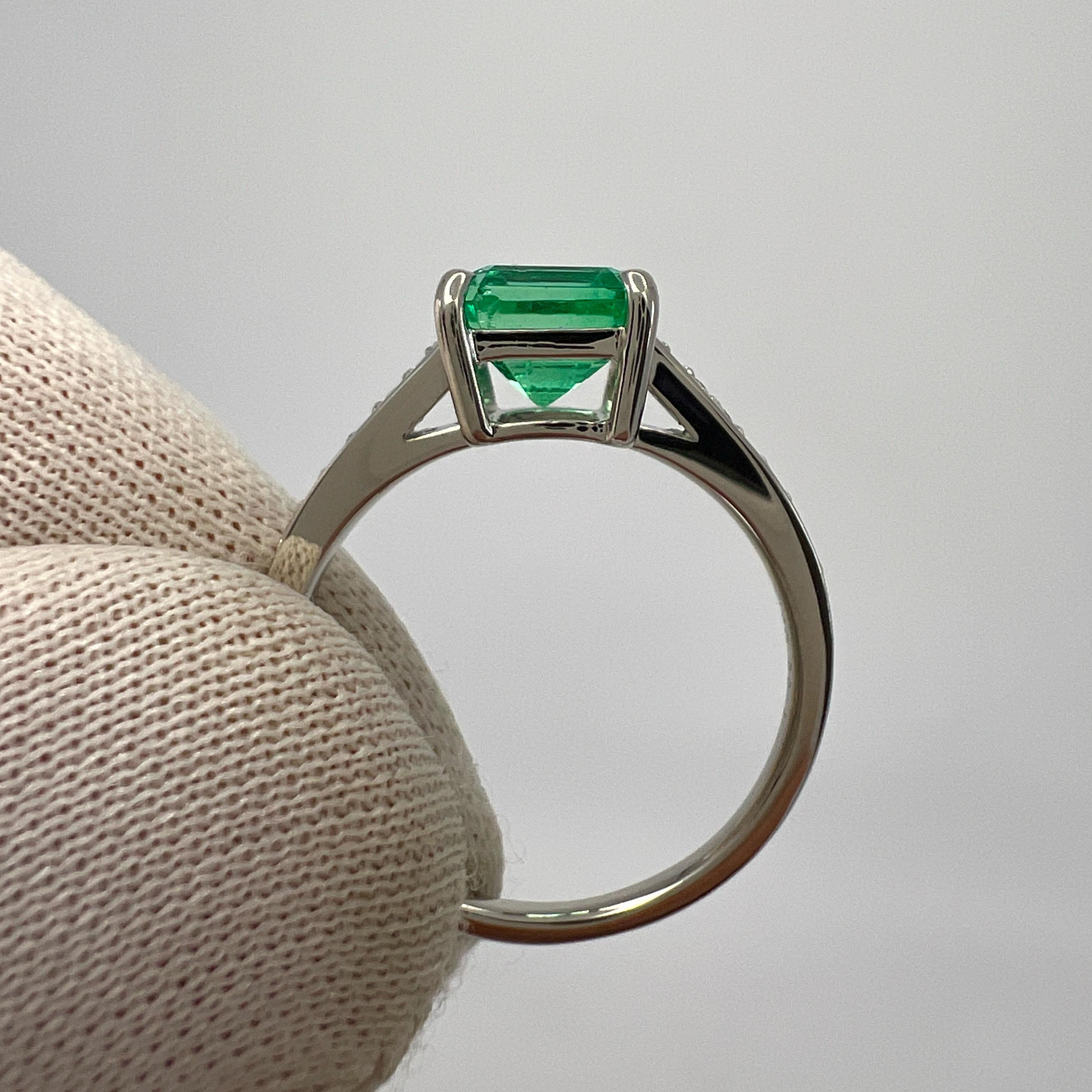 Anillo solitario en platino con esmeralda colombiana verde claro de 1,07 ct y acento de diamante en venta 1