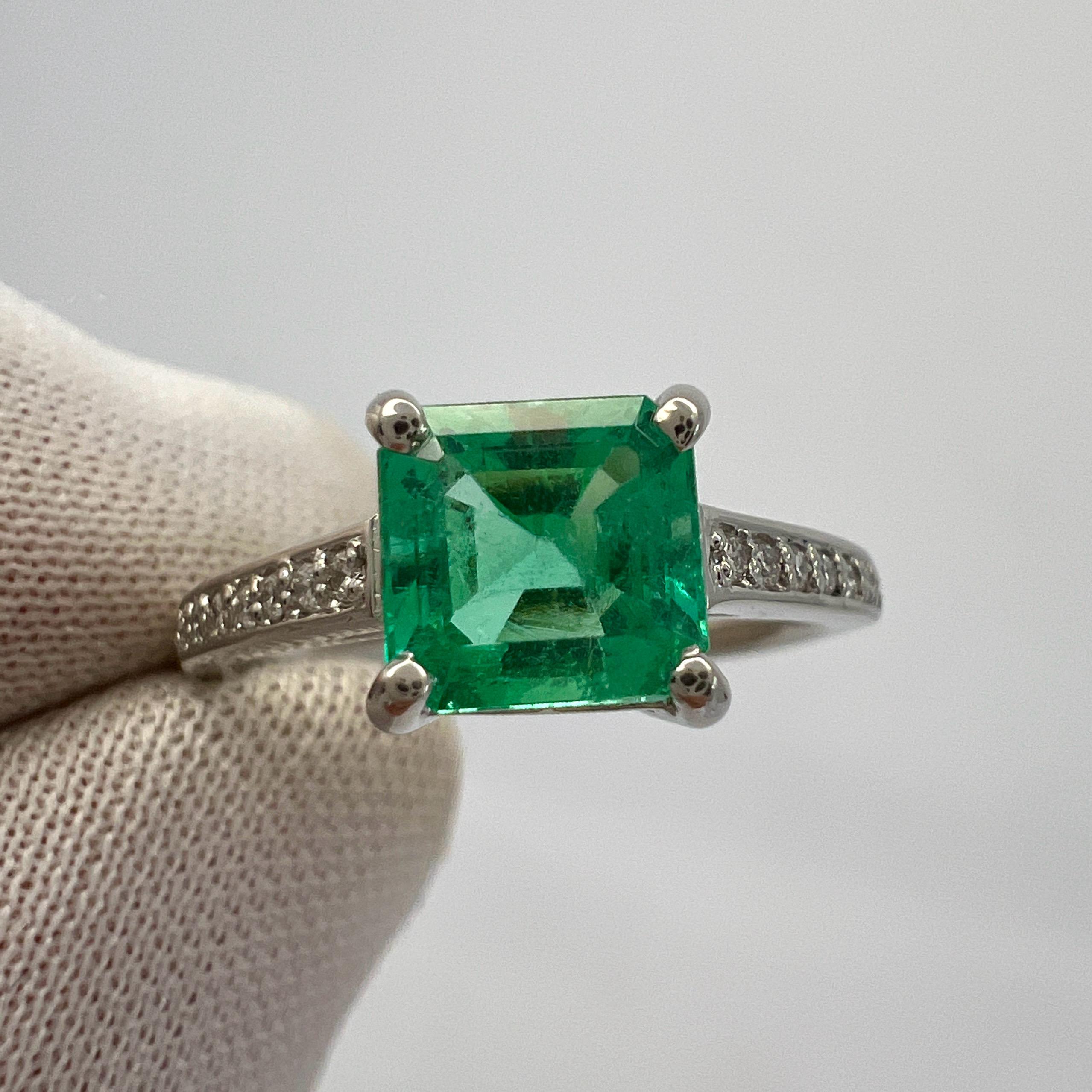 Anillo solitario en platino con esmeralda colombiana verde claro de 1,07 ct y acento de diamante en venta 2